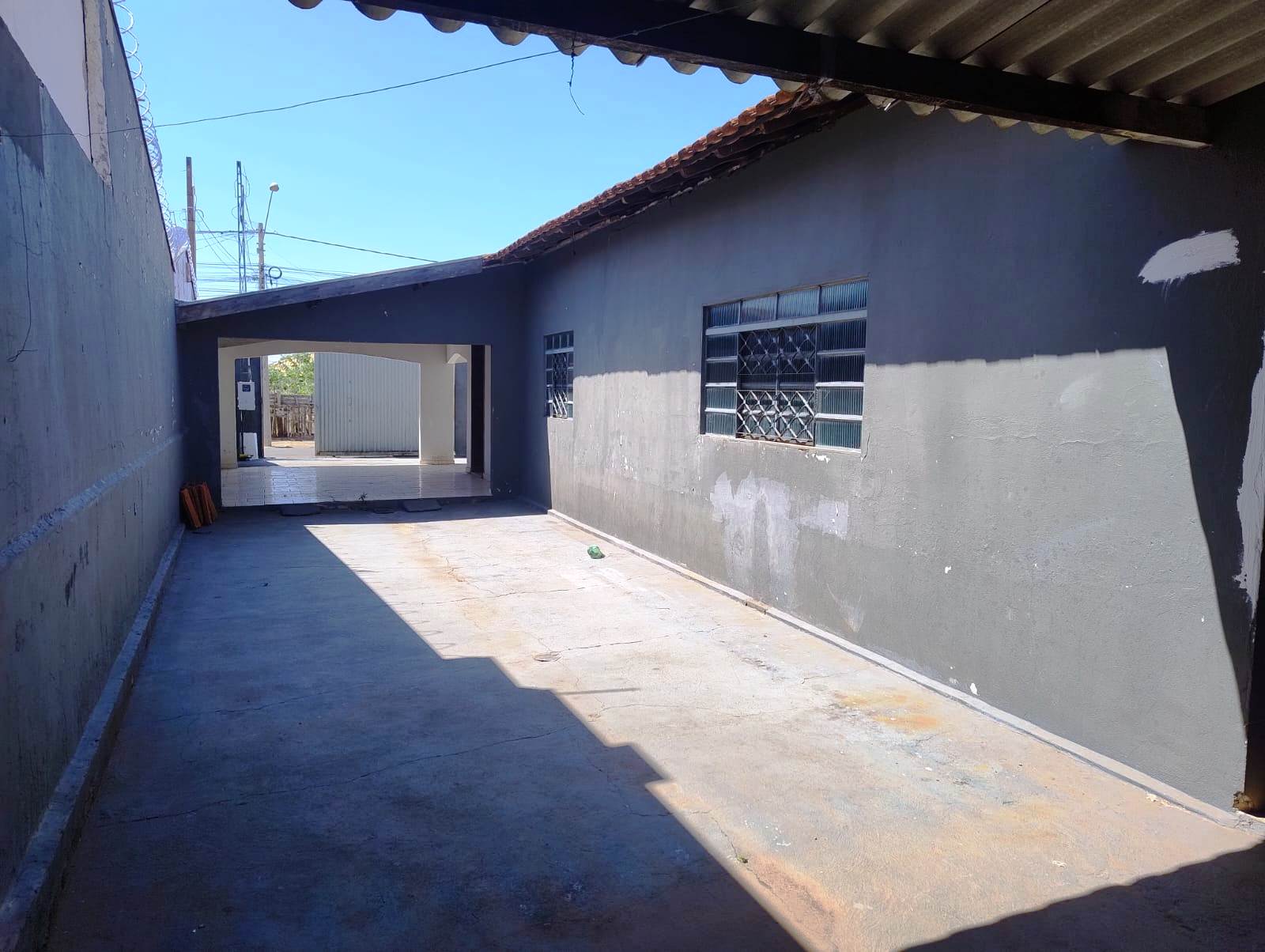 CASA COM TRÊS DORMITÓRIOS NO DEL REY