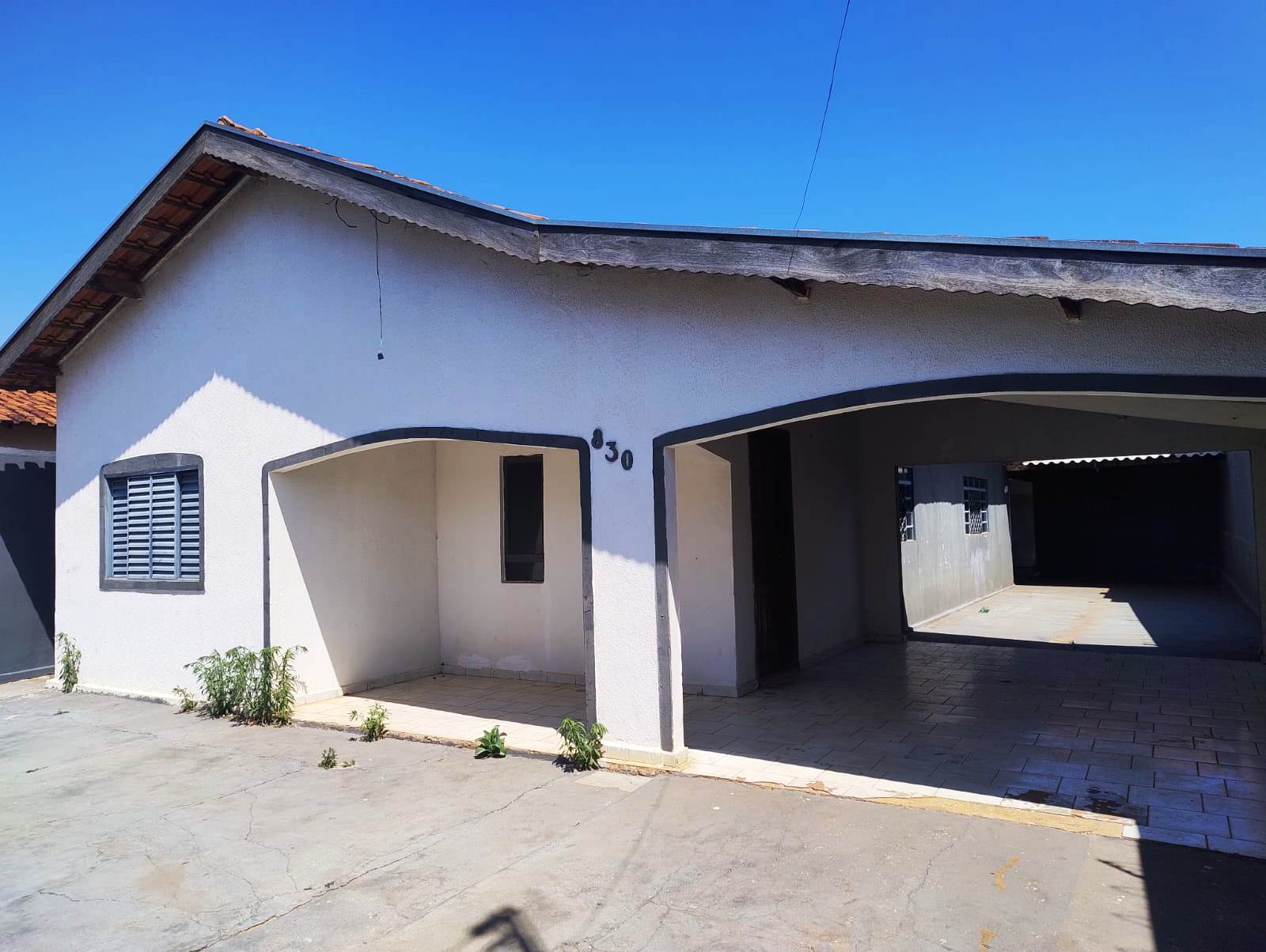 CASA COM TRÊS DORMITÓRIOS NO DEL REY