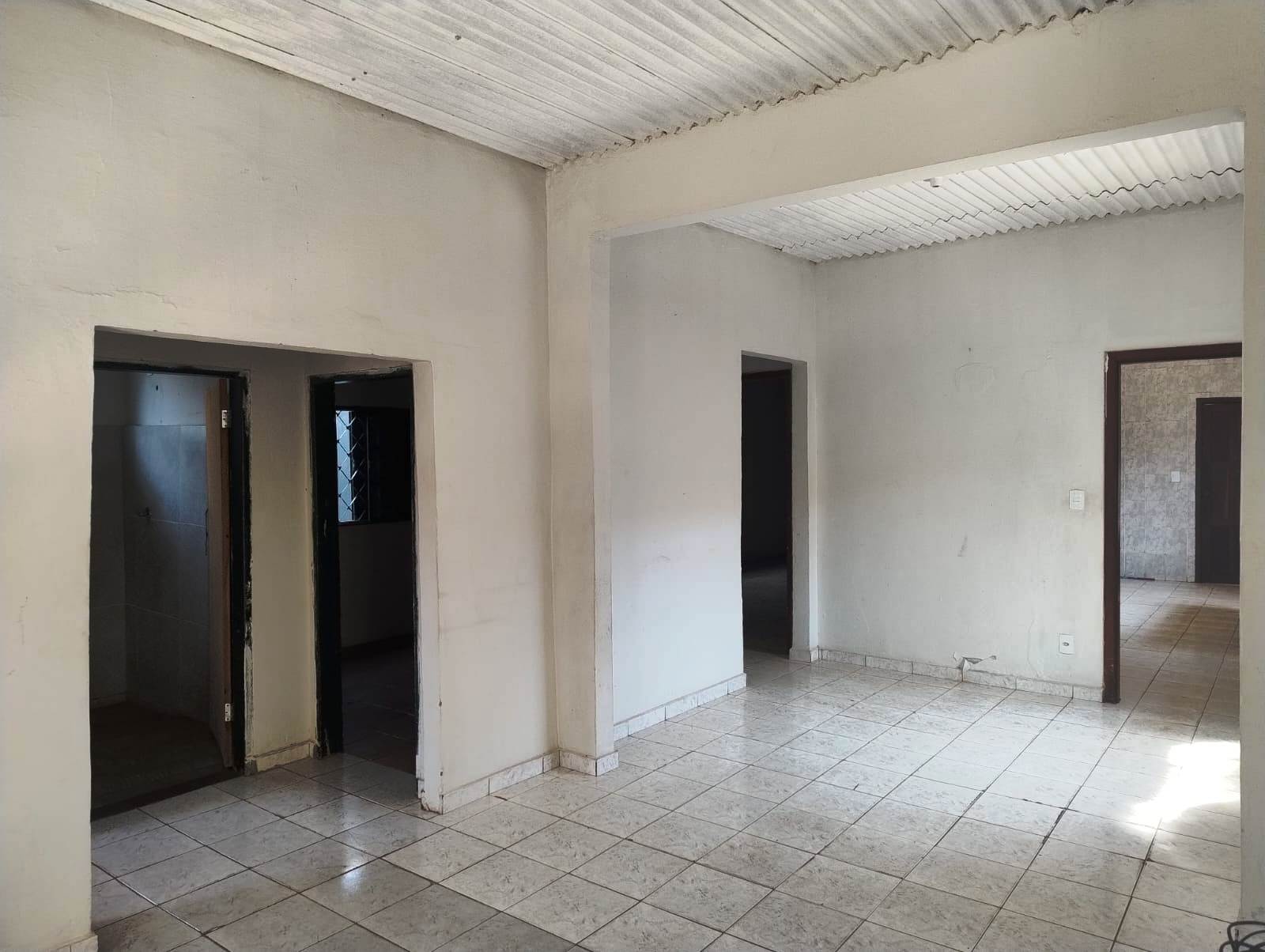 CASA COM TRÊS DORMITÓRIOS NO DEL REY