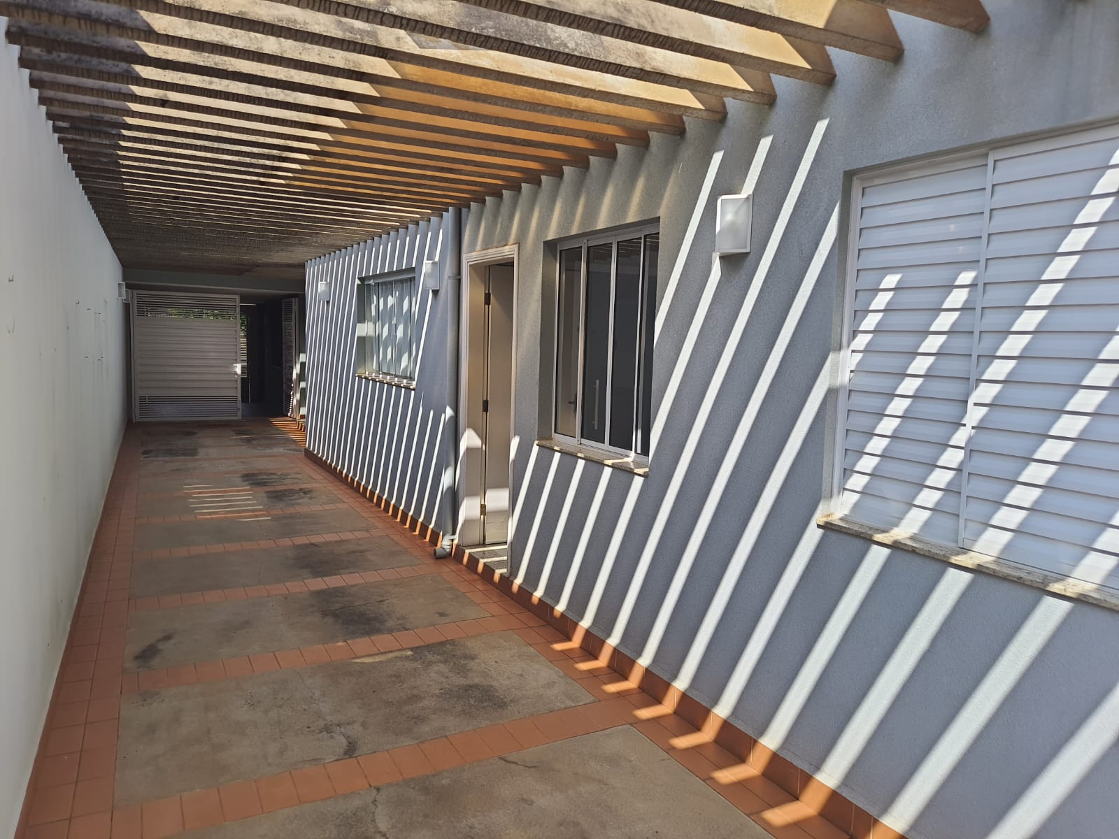 ÓTIMA CASA COM 4 DORMITÓRIOS NO CENTRO