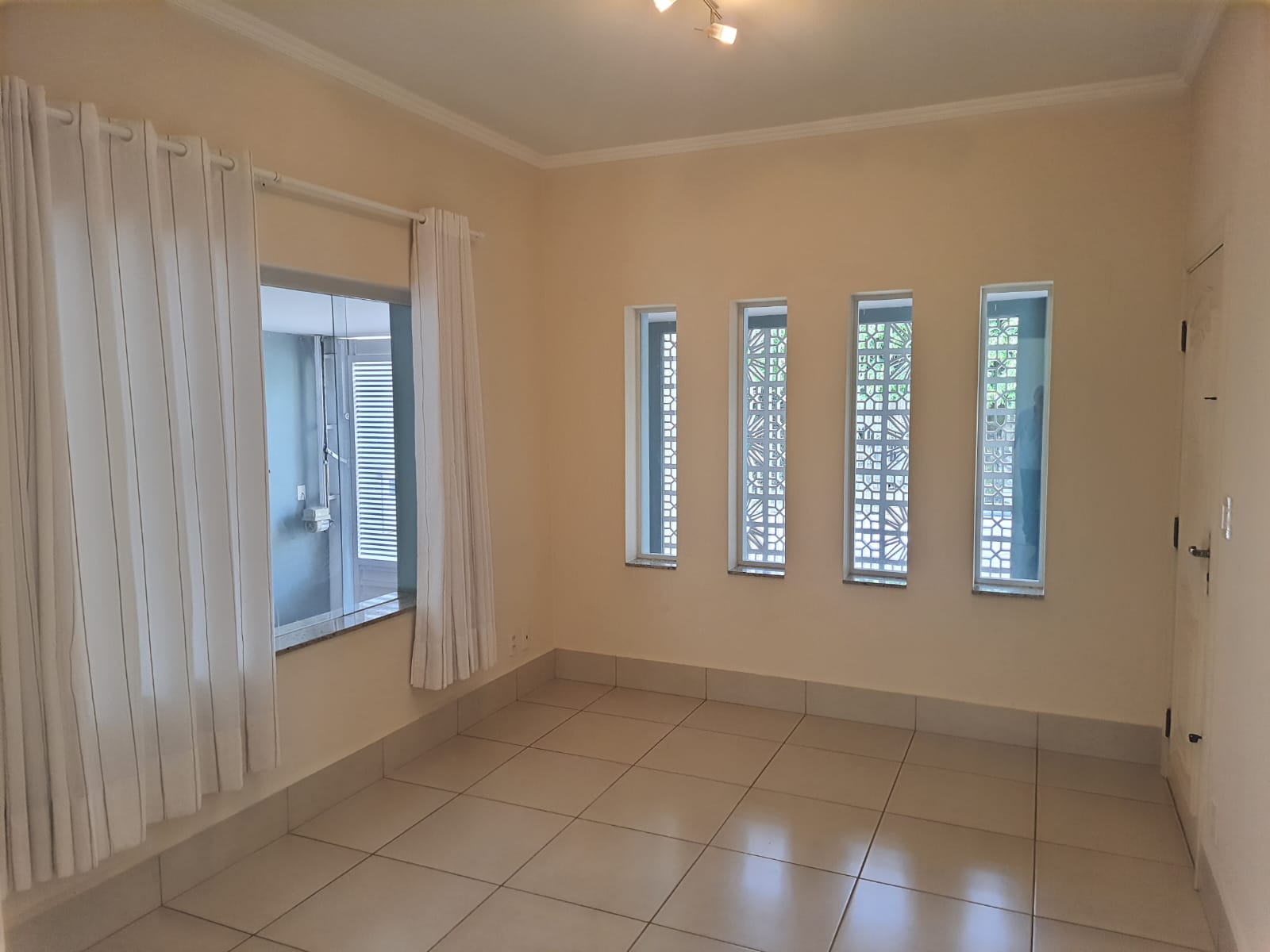 ÓTIMA CASA COM 4 DORMITÓRIOS NO CENTRO