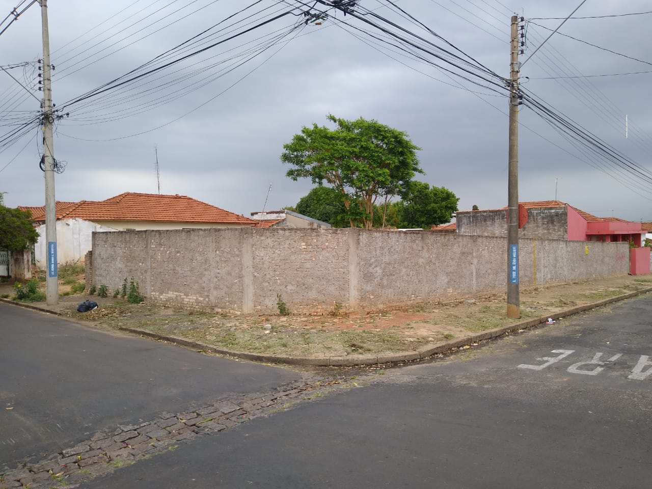 ÓTIMO TERRENO DE ESQUINA NO CENTRO