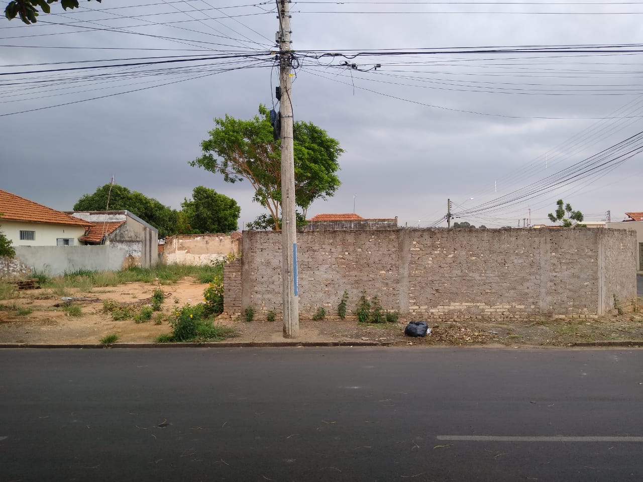 ÓTIMO TERRENO DE ESQUINA NO CENTRO