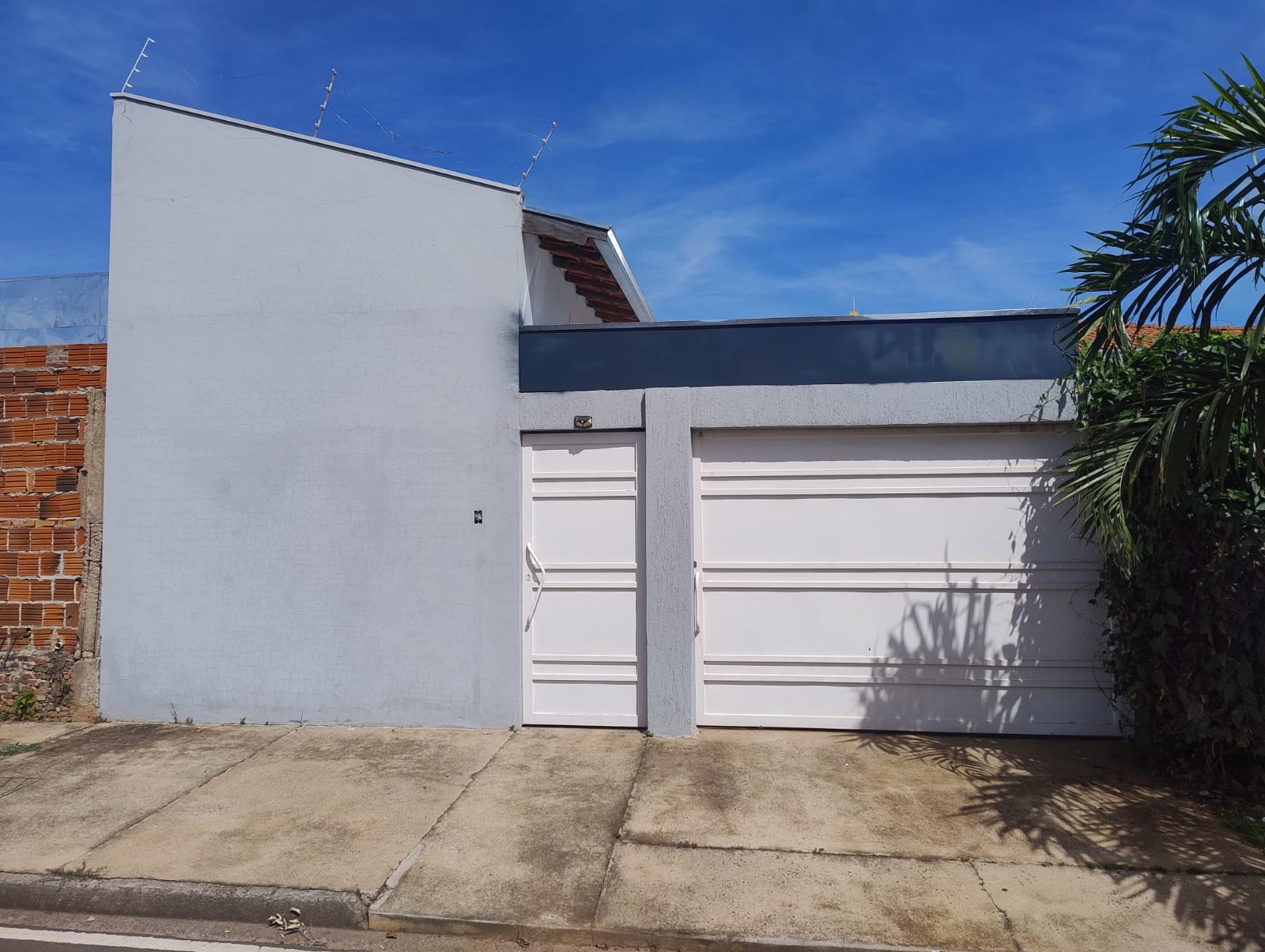 ÓTIMA CASA COM SALÃO COMERCIAL NO BAIRRO ANTONIO FERREIRA 