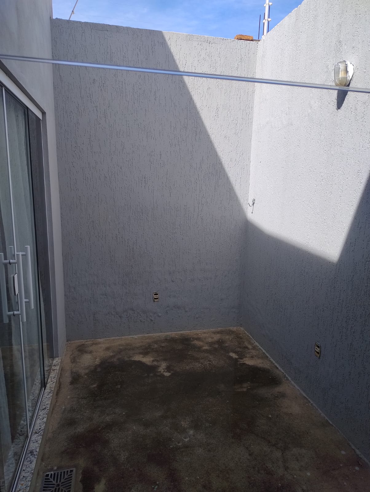 ÓTIMA CASA COM SALÃO COMERCIAL NO BAIRRO ANTONIO FERREIRA 