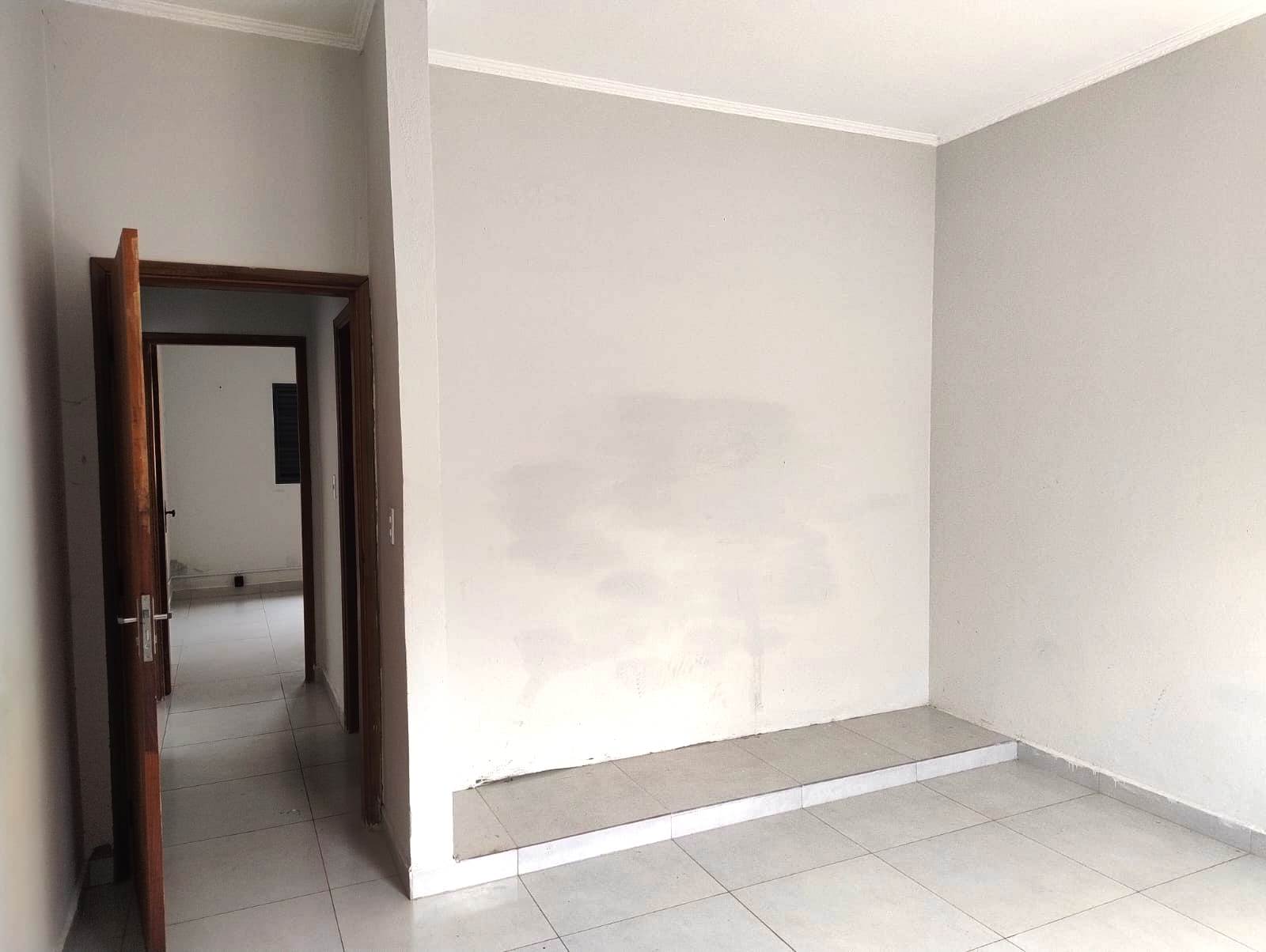 CASA COM PORCELANATO NO MONREAL