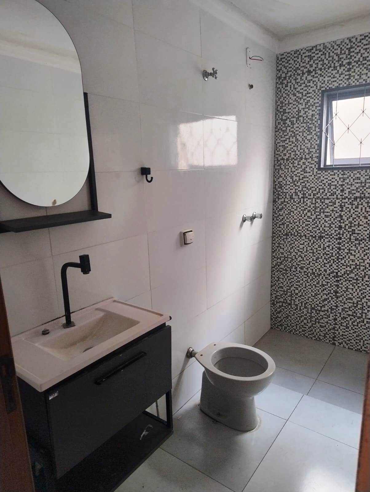 CASA COM PORCELANATO NO MONREAL