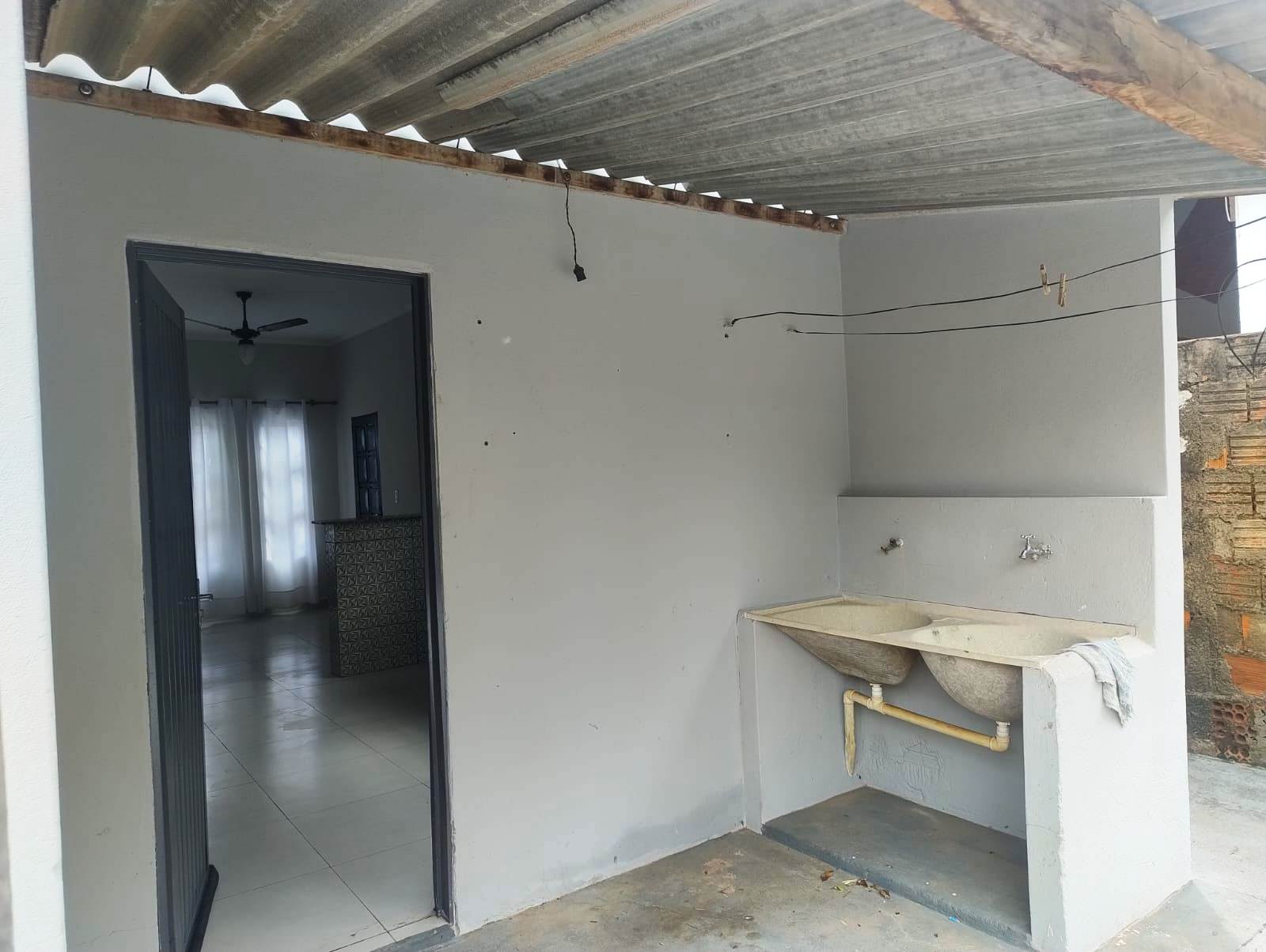 CASA COM PORCELANATO NO MONREAL