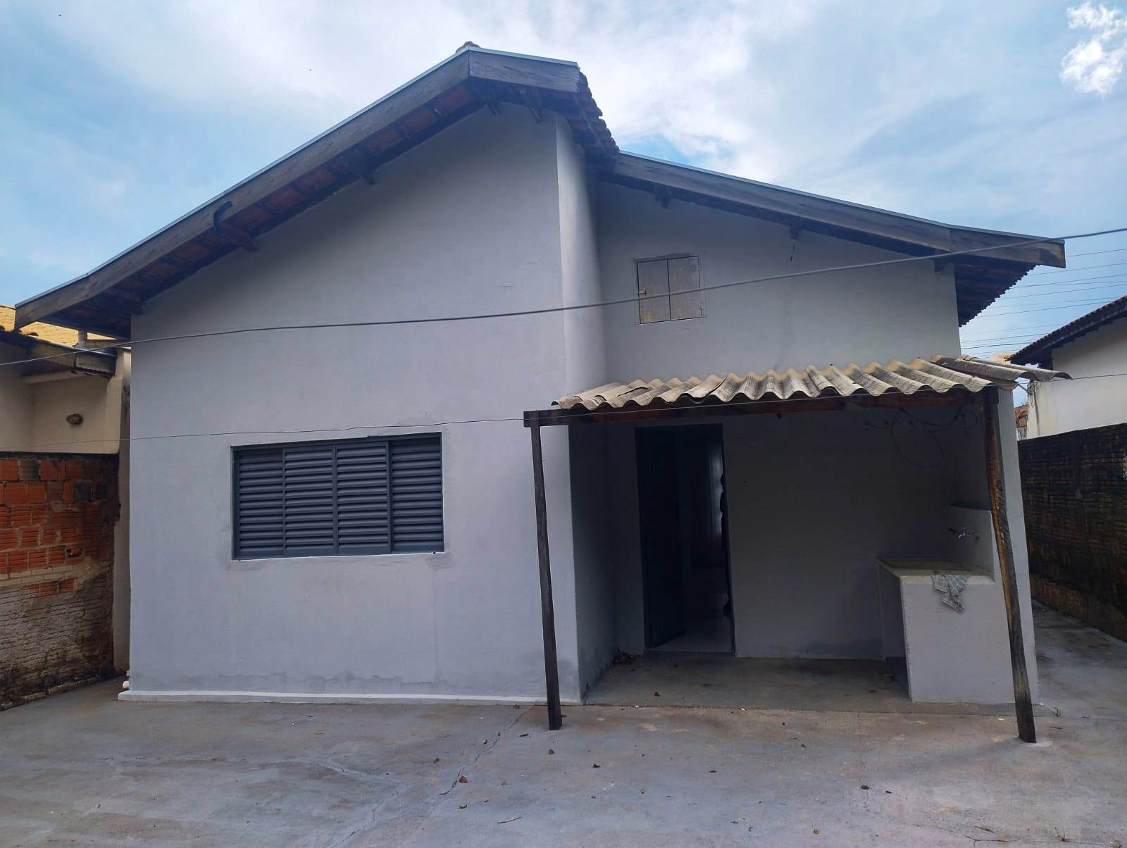 CASA COM PORCELANATO NO MONREAL