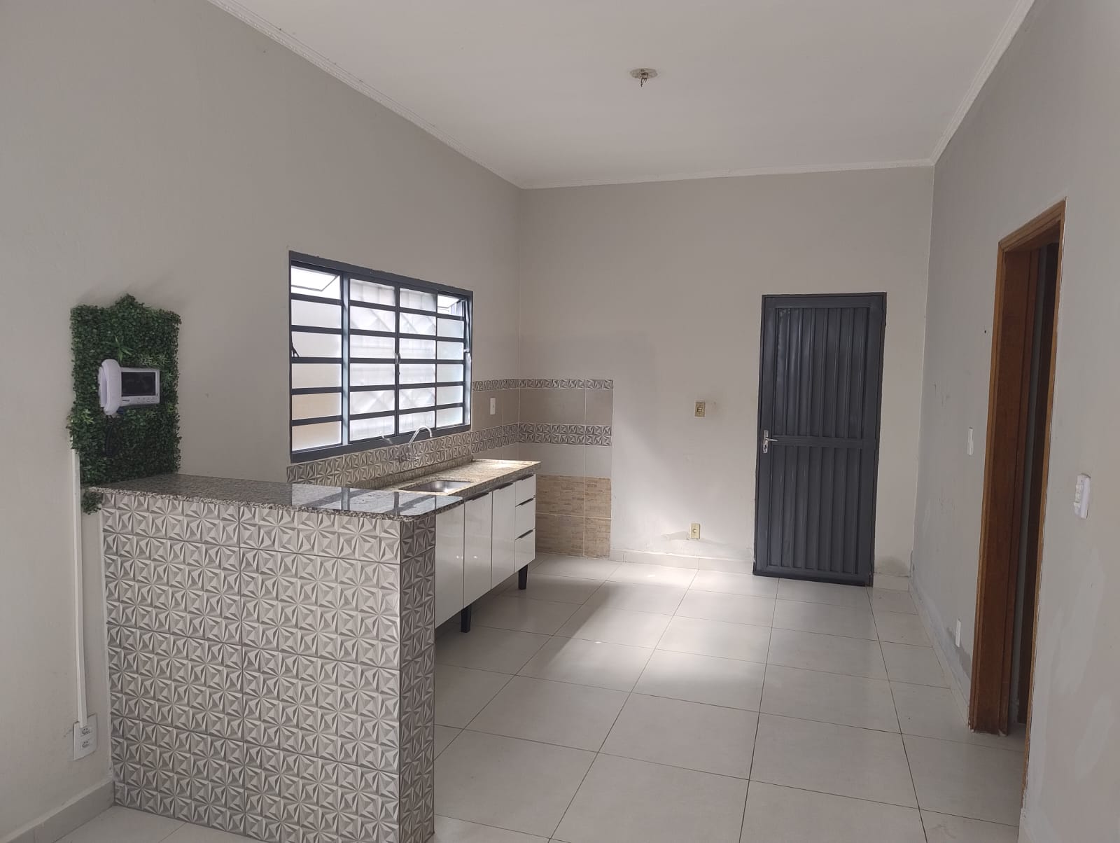 CASA COM PORCELANATO NO MONREAL