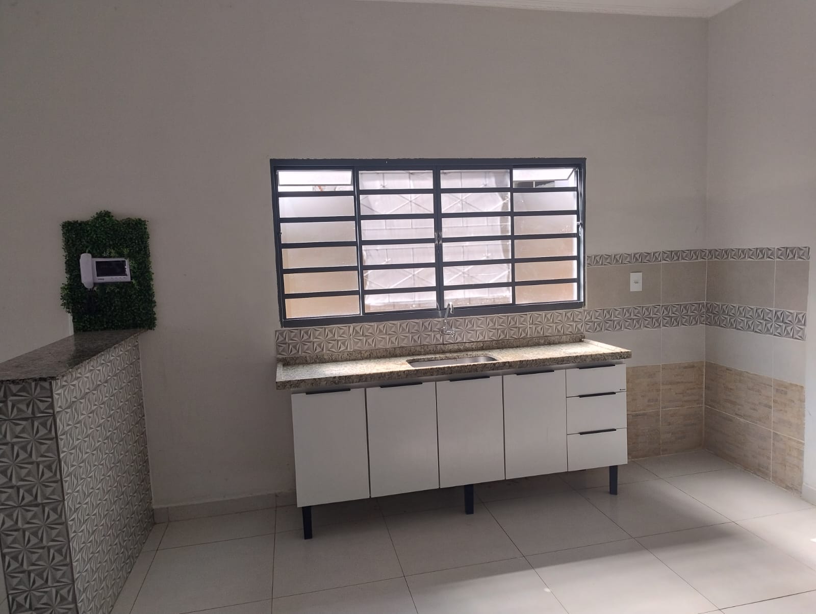 CASA COM PORCELANATO NO MONREAL