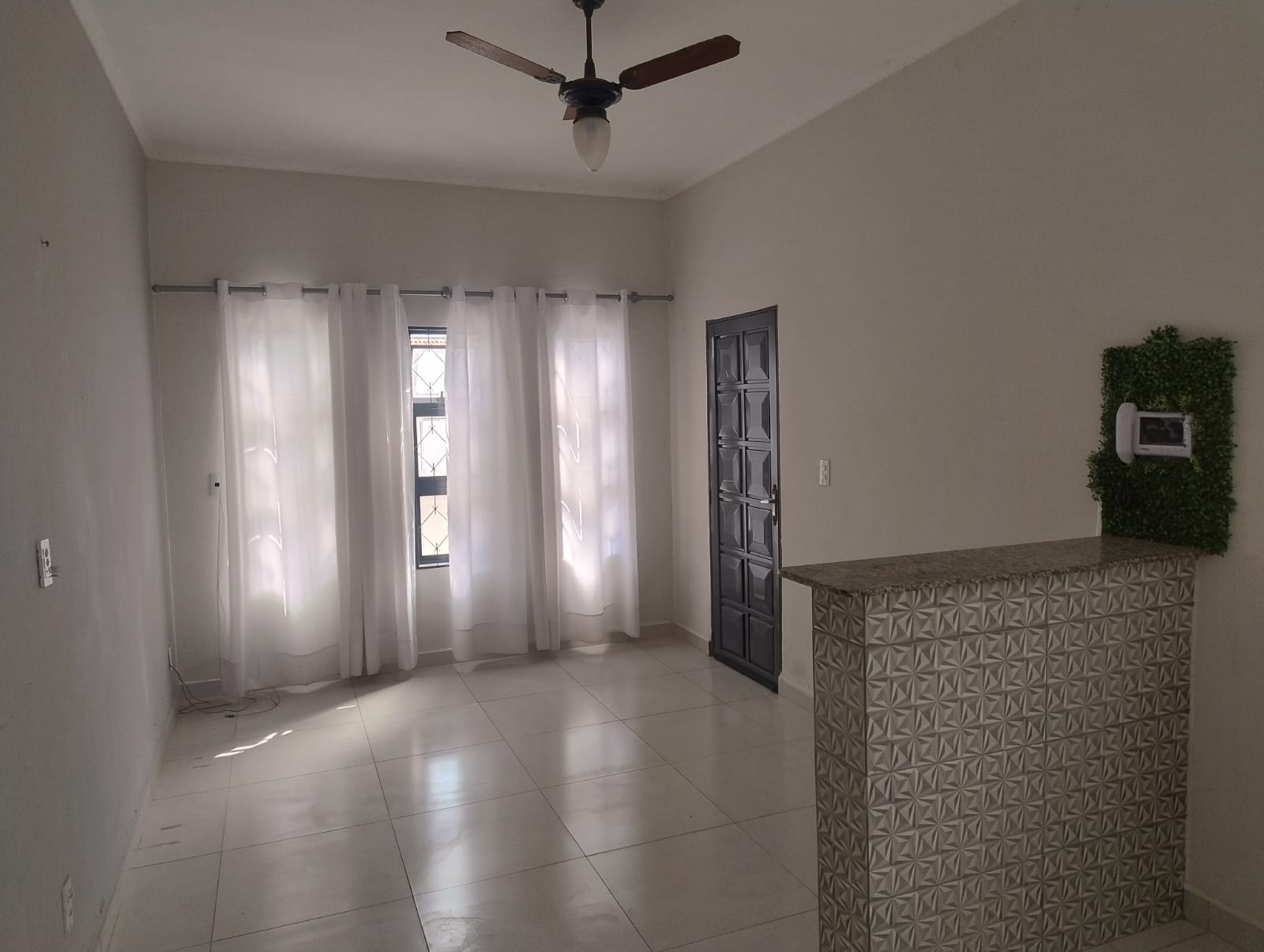 CASA COM PORCELANATO NO MONREAL