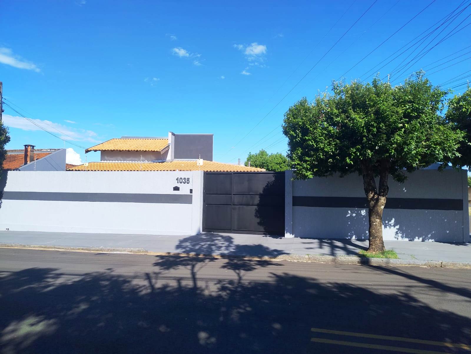 ÓTIMA CASA DE ESQUINA NO JARDIM DEL REY