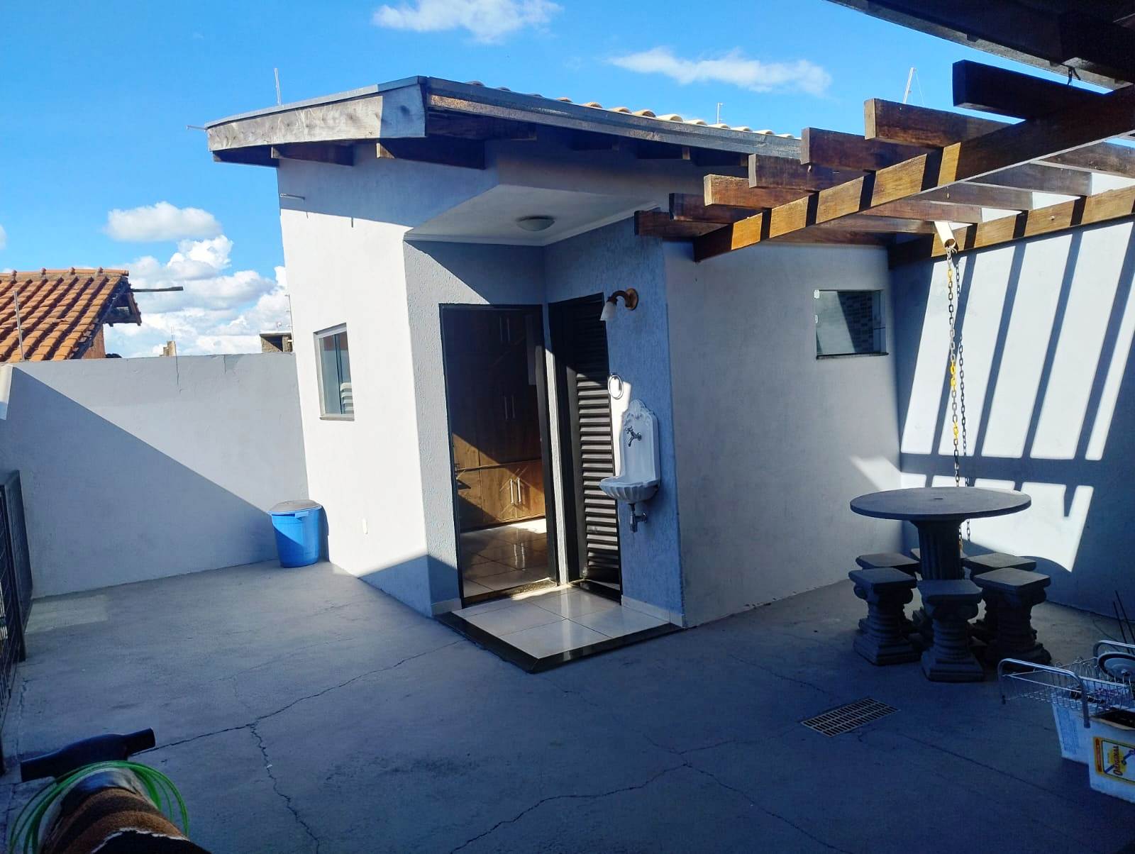 ÓTIMA CASA DE ESQUINA NO JARDIM DEL REY