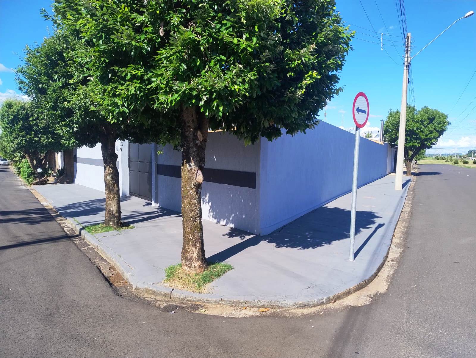 ÓTIMA CASA DE ESQUINA NO JARDIM DEL REY