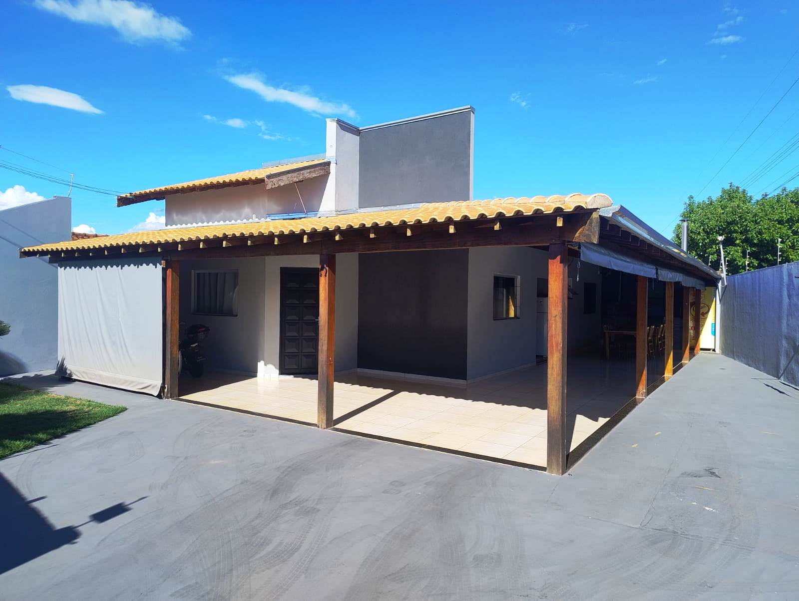 ÓTIMA CASA DE ESQUINA NO JARDIM DEL REY