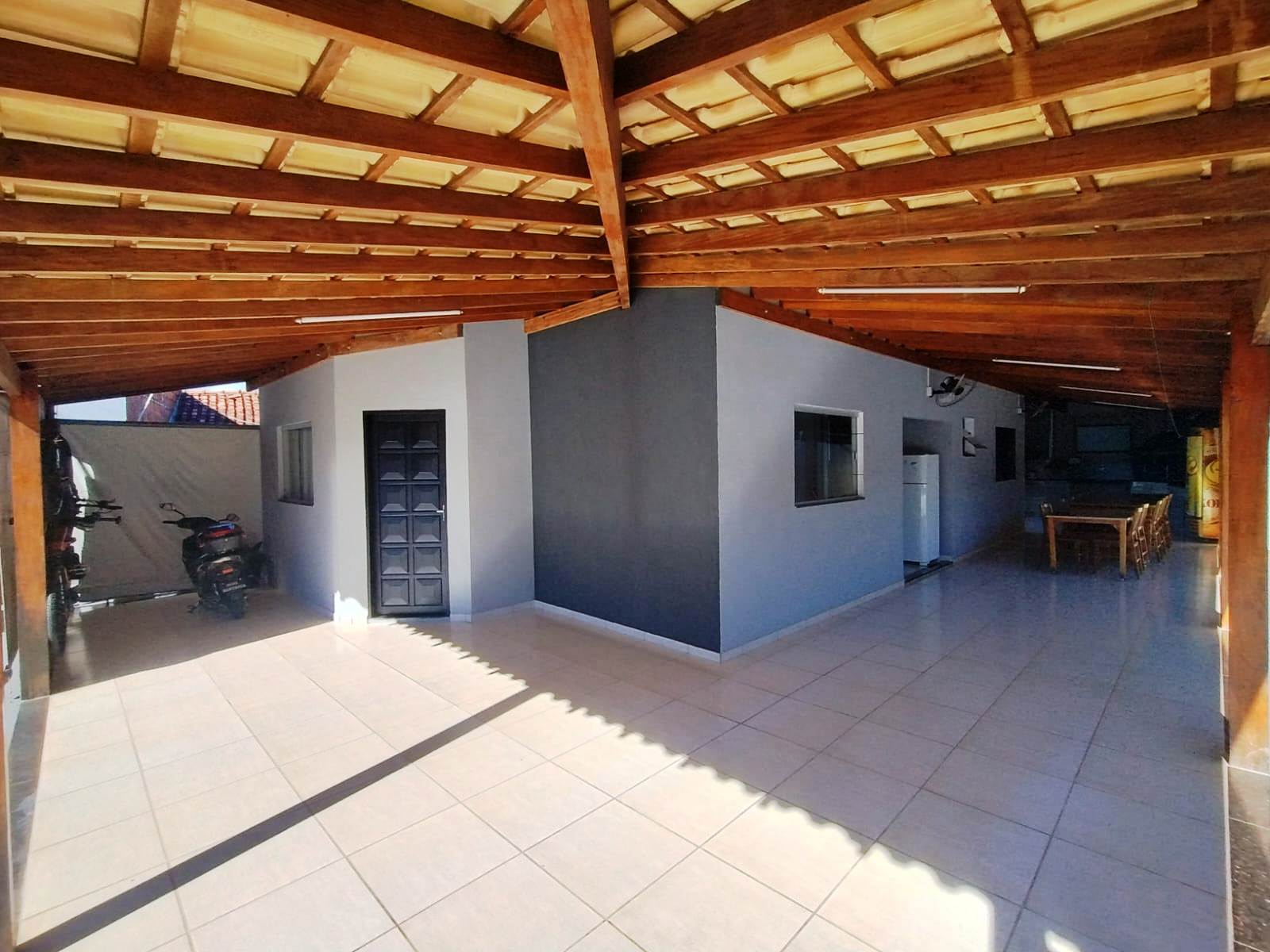 ÓTIMA CASA DE ESQUINA NO JARDIM DEL REY