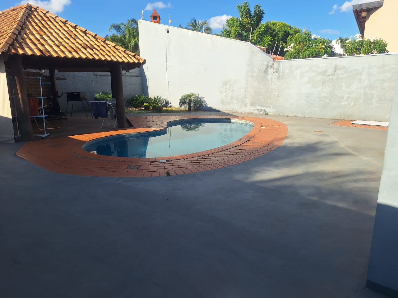 ÓTIMA CASA COM PISCINA NO VILLAGE REGINA 