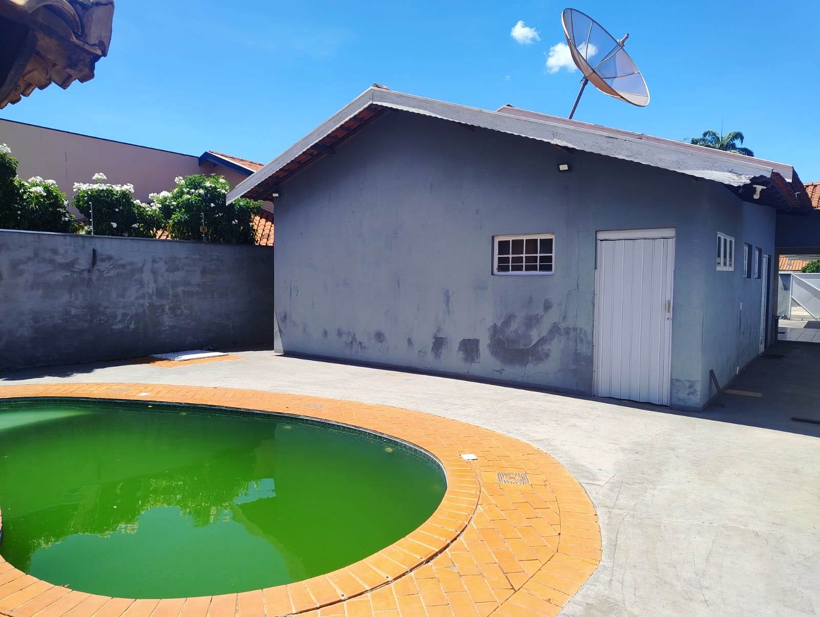 ÓTIMA CASA COM PISCINA NO VILLAGE REGINA 