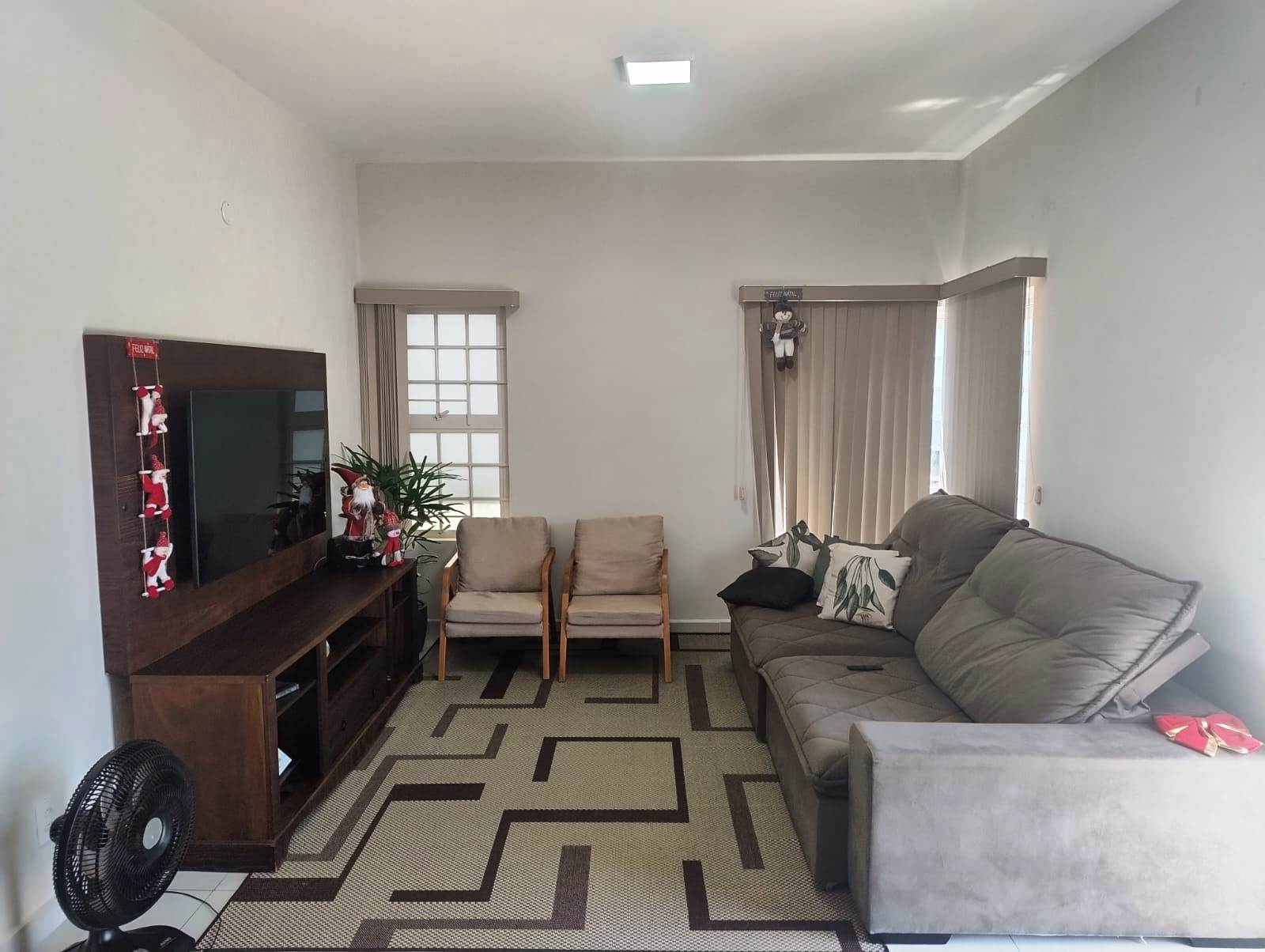 ÓTIMA CASA COM PISCINA NO VILLAGE REGINA 