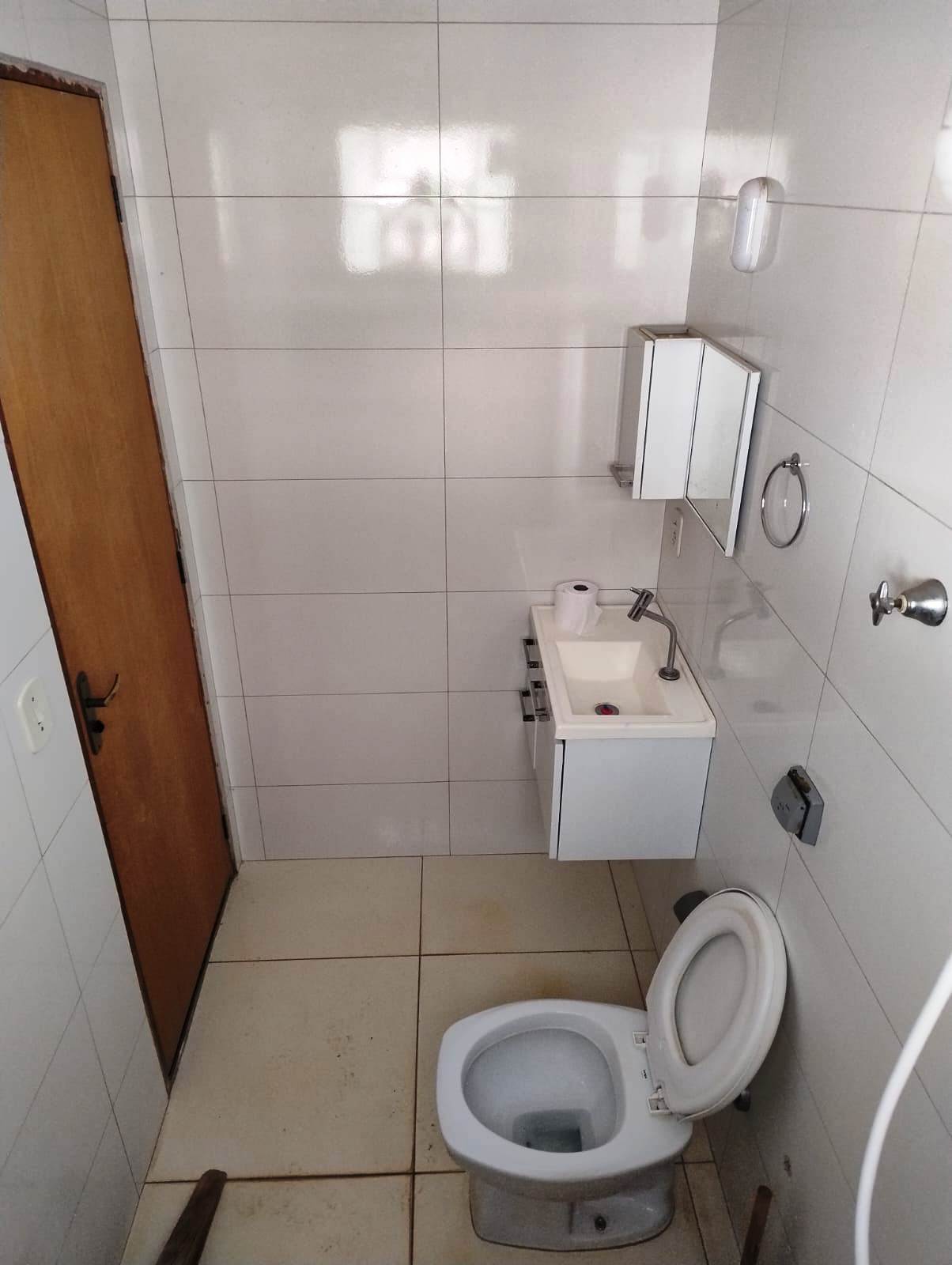 SALÃO COMERCIAL COM UMA ÓTIMA CASA NO JARDIM DO LAGO 4