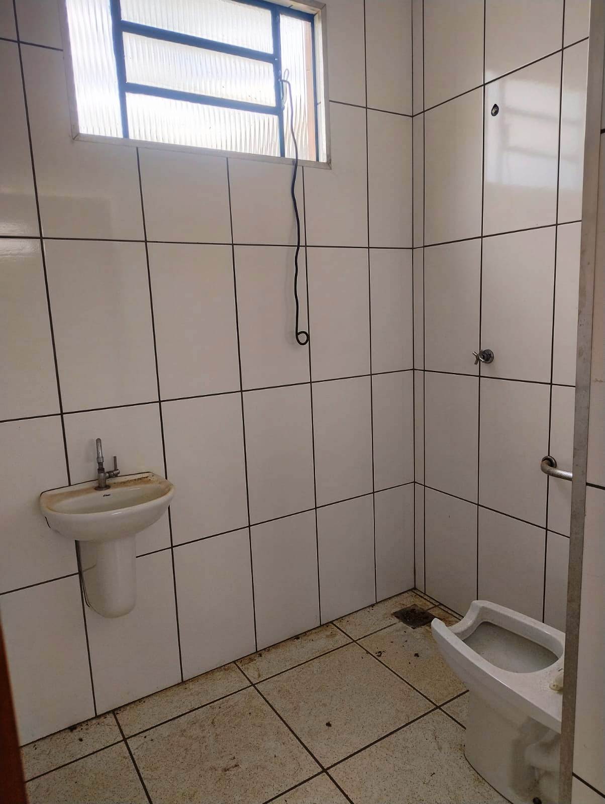 SALÃO COMERCIAL COM UMA ÓTIMA CASA NO JARDIM DO LAGO 4