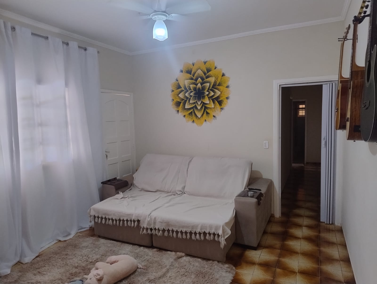 ÓTIMA CASA DE ESQUINA COM AMPLO TERRENO NO JARDIM DEL REY