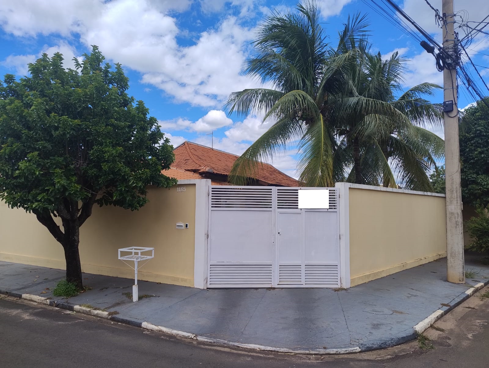 ÓTIMA CASA DE ESQUINA COM AMPLO TERRENO NO JARDIM DEL REY