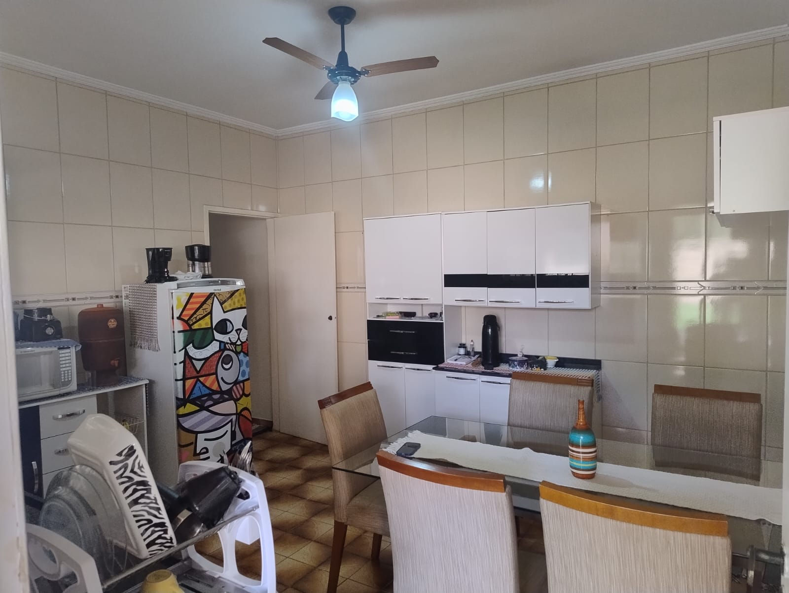 ÓTIMA CASA DE ESQUINA COM AMPLO TERRENO NO JARDIM DEL REY