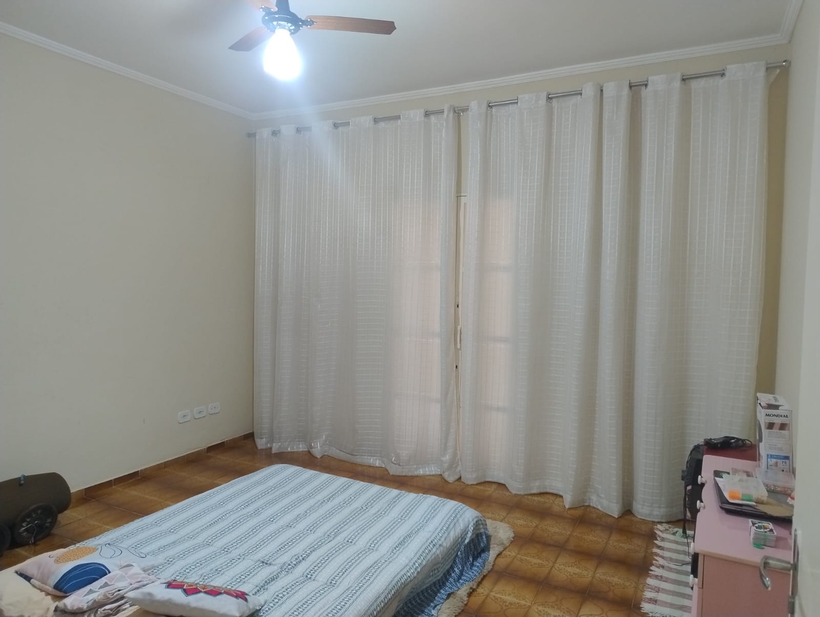 ÓTIMA CASA DE ESQUINA COM AMPLO TERRENO NO JARDIM DEL REY