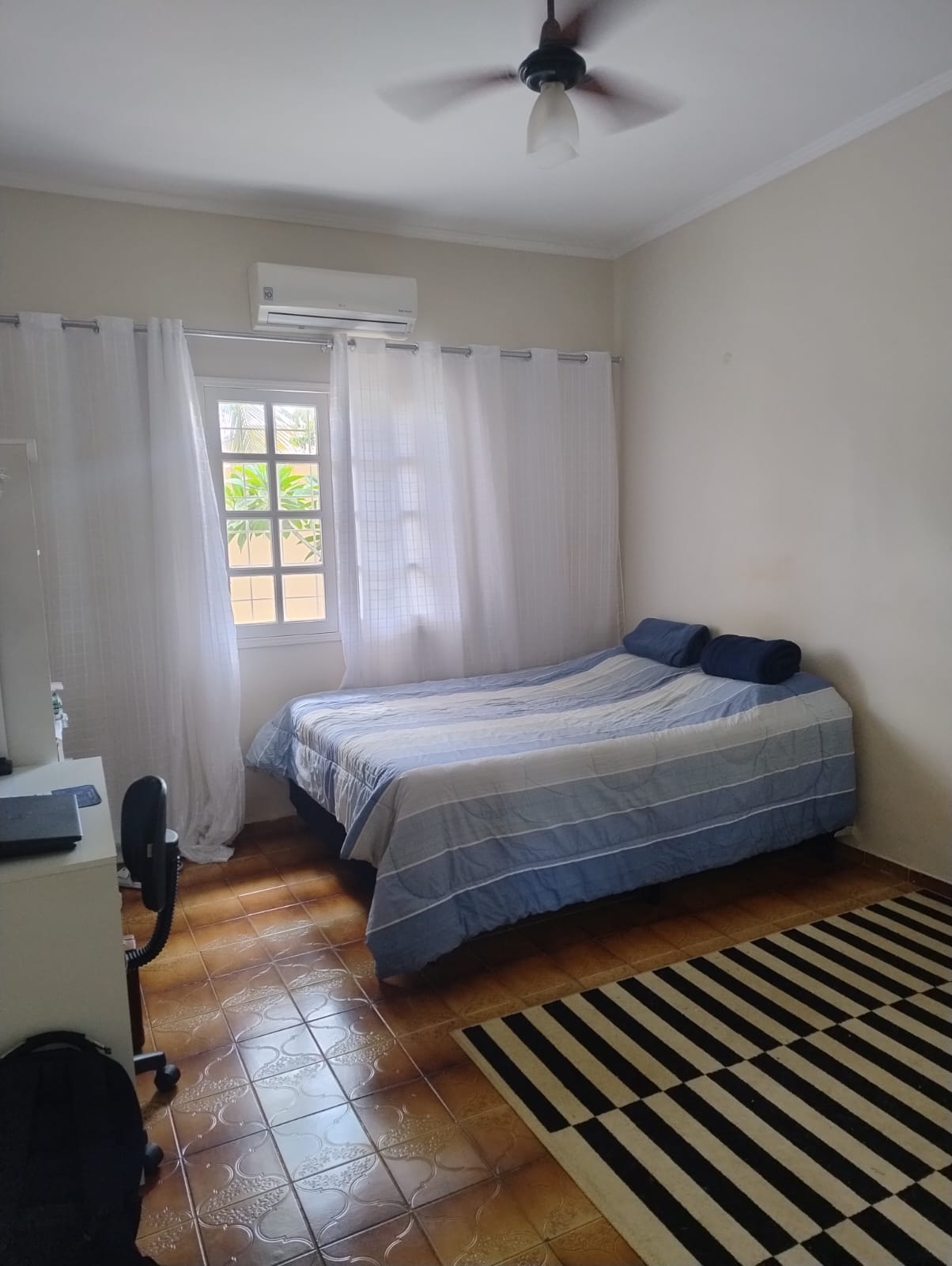 ÓTIMA CASA DE ESQUINA COM AMPLO TERRENO NO JARDIM DEL REY