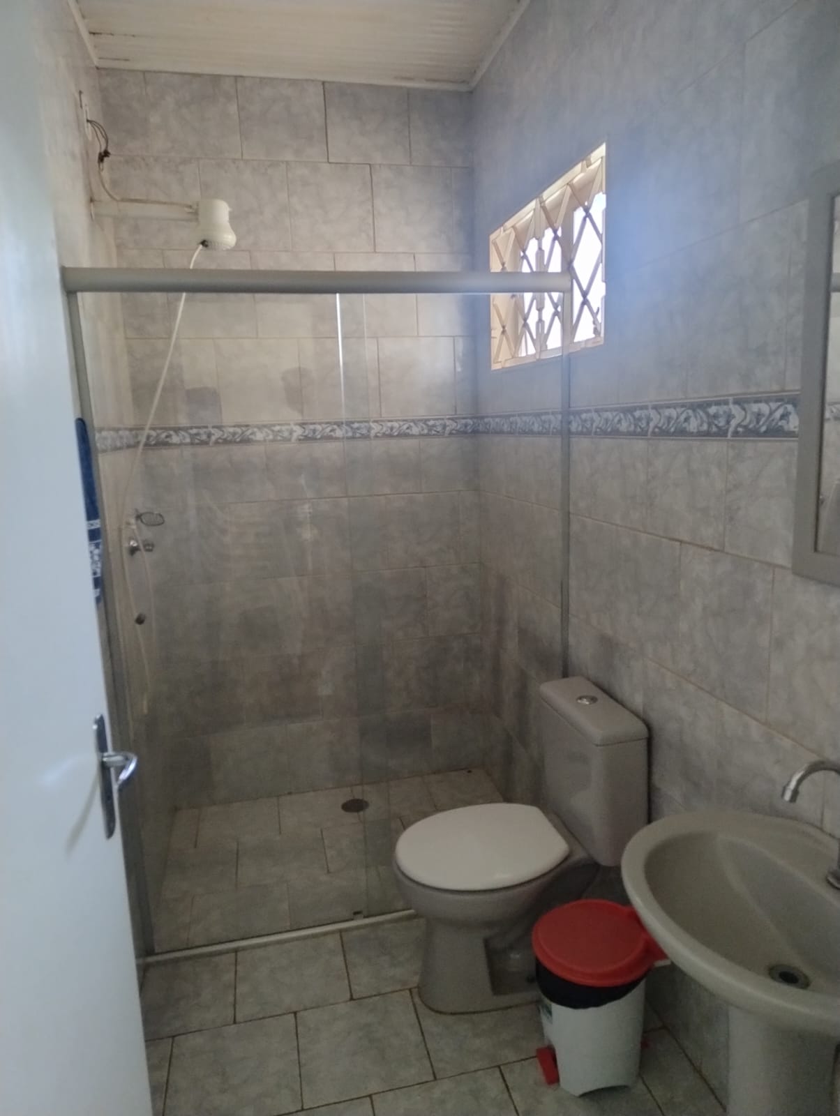 ÓTIMA CASA DE ESQUINA COM AMPLO TERRENO NO JARDIM DEL REY