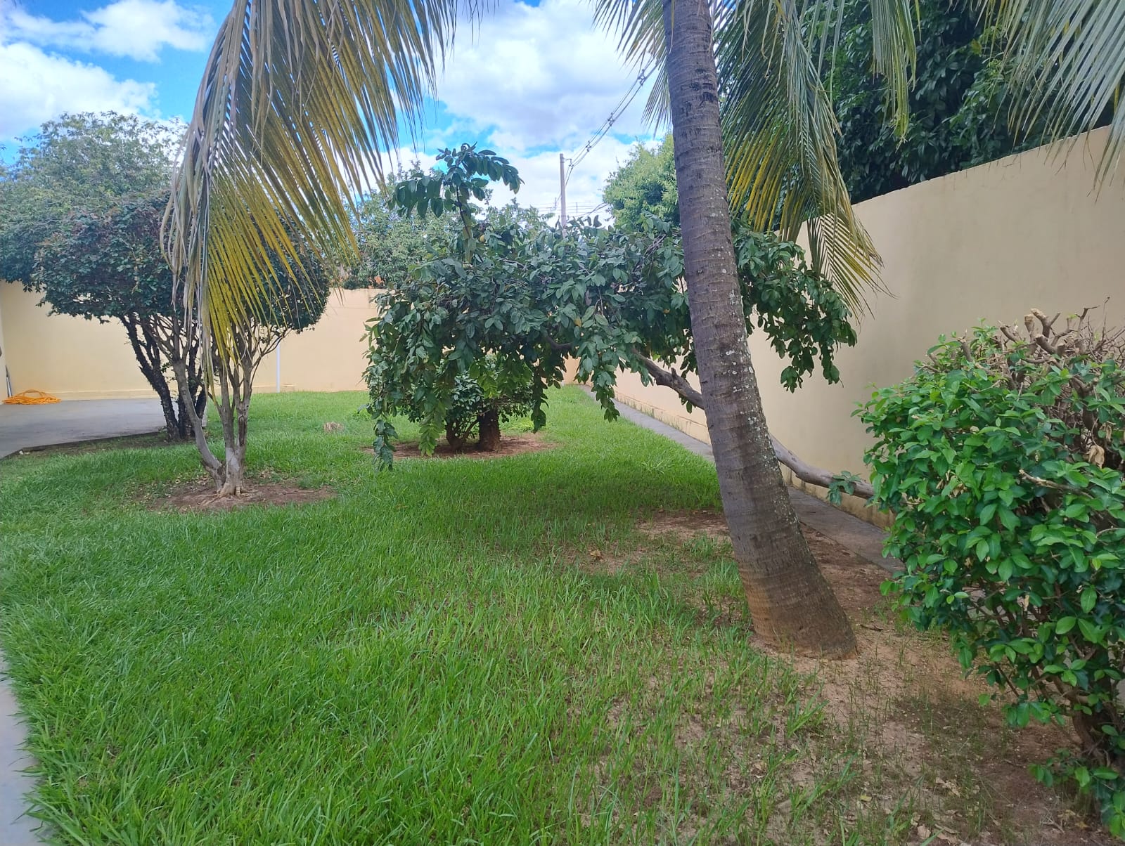 ÓTIMA CASA DE ESQUINA COM AMPLO TERRENO NO JARDIM DEL REY