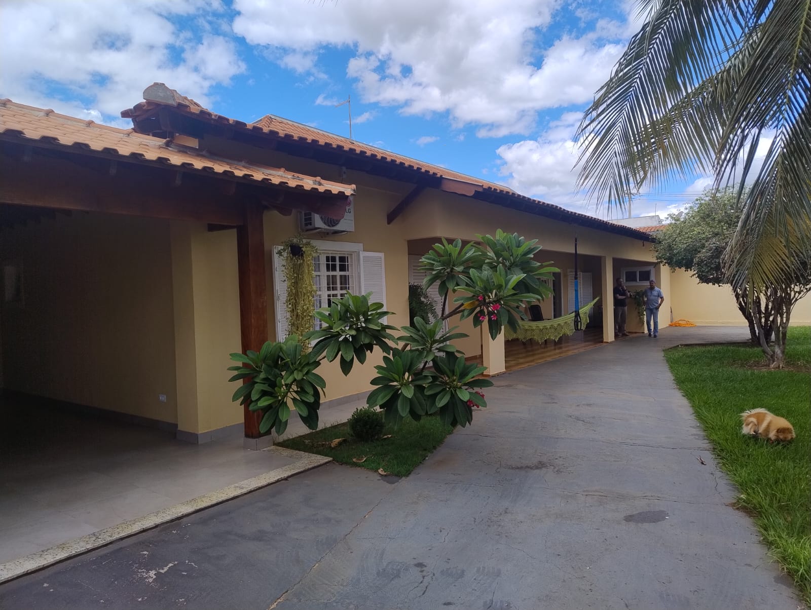 ÓTIMA CASA DE ESQUINA COM AMPLO TERRENO NO JARDIM DEL REY