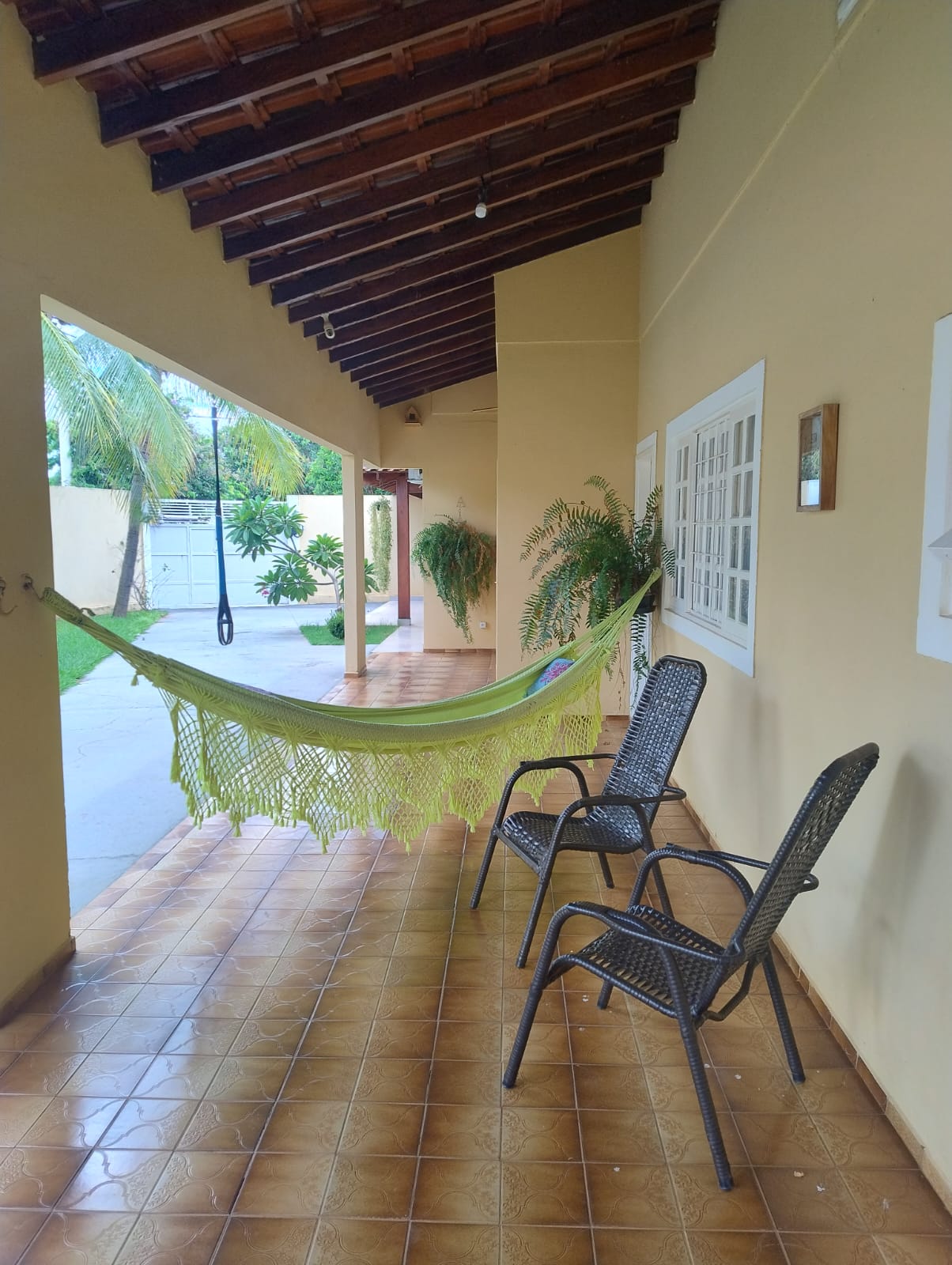 ÓTIMA CASA DE ESQUINA COM AMPLO TERRENO NO JARDIM DEL REY