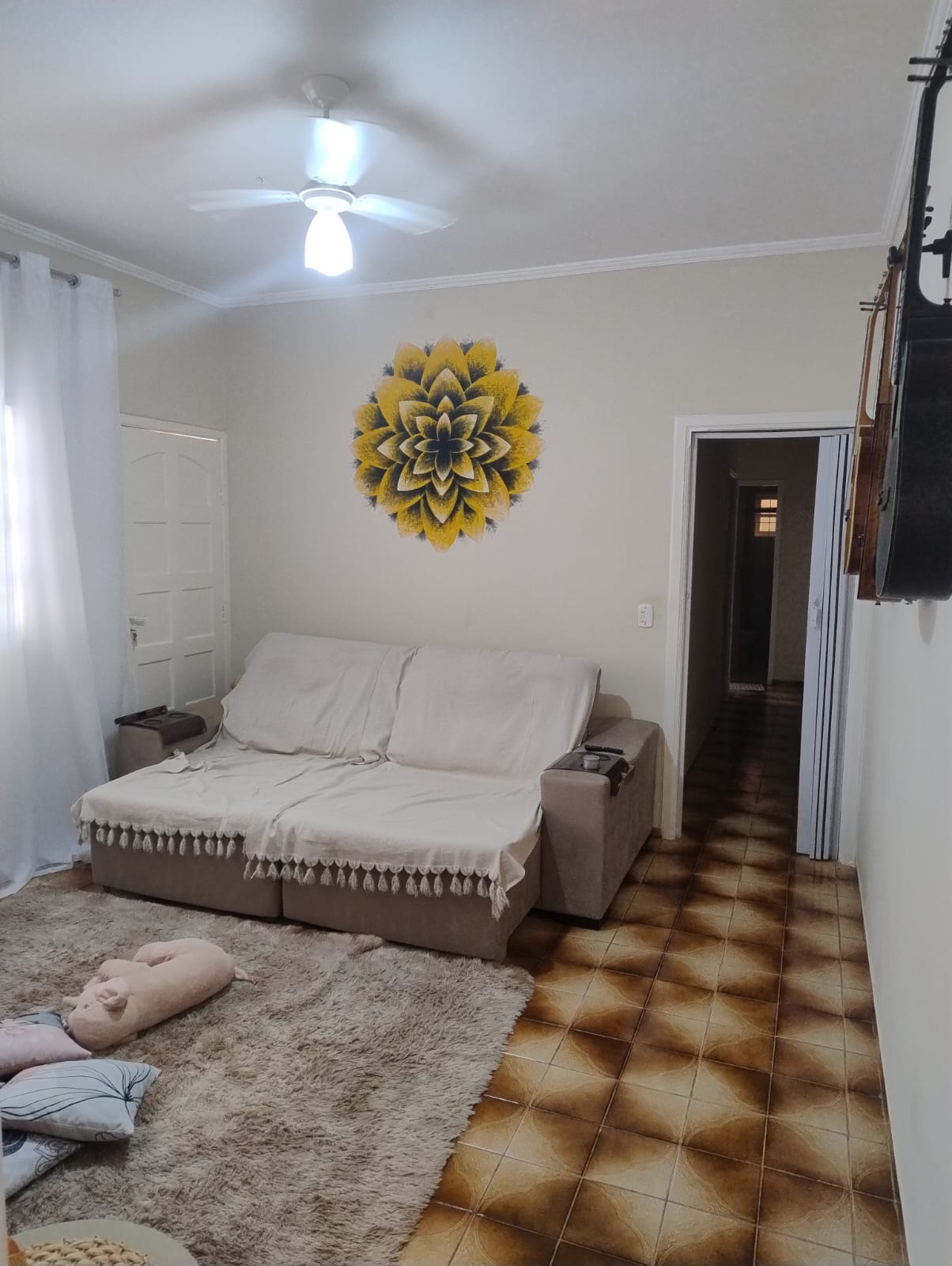 ÓTIMA CASA DE ESQUINA COM AMPLO TERRENO NO JARDIM DEL REY