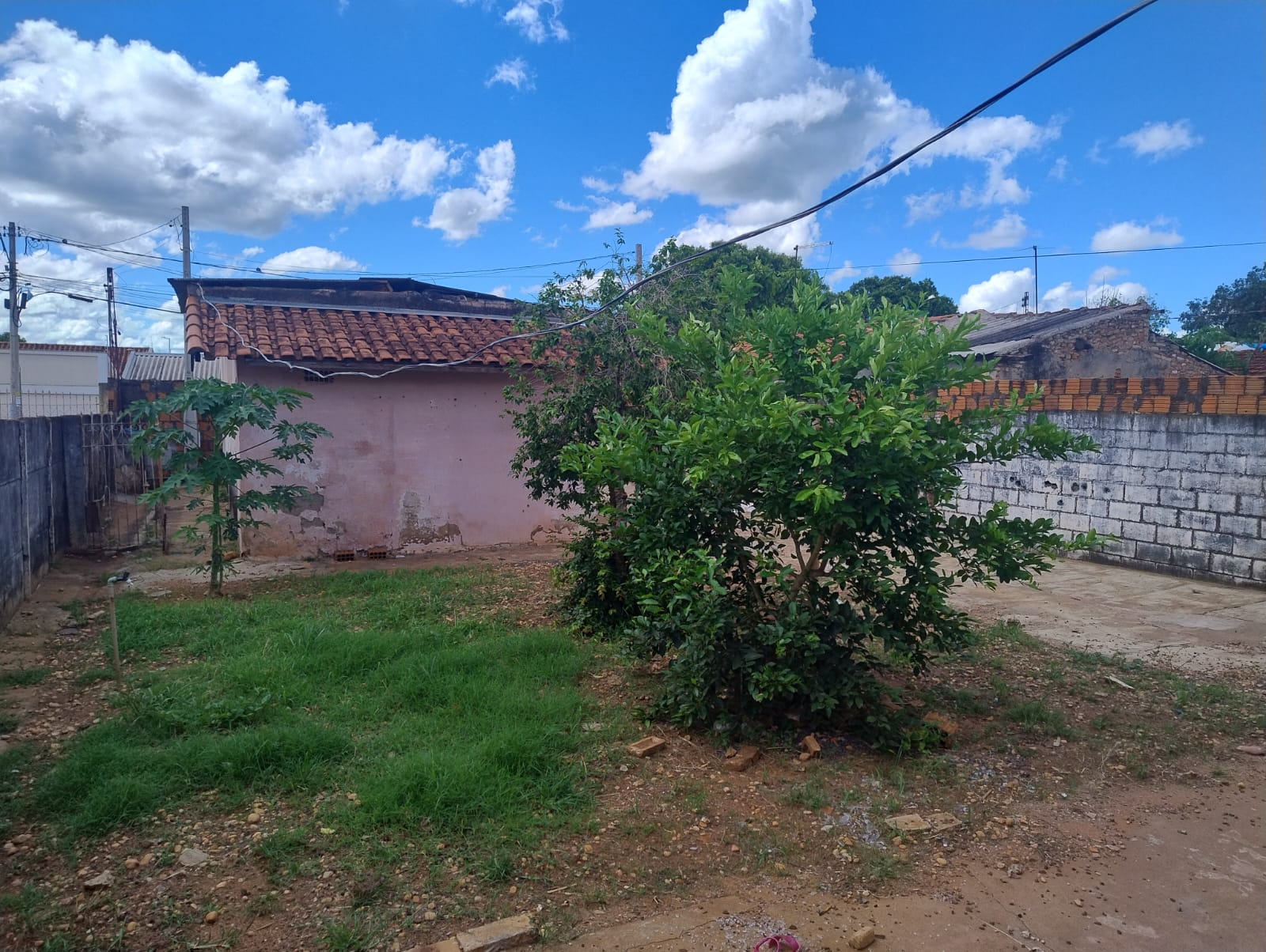CASA COM SALÃO NO JARDIM PLANALTO