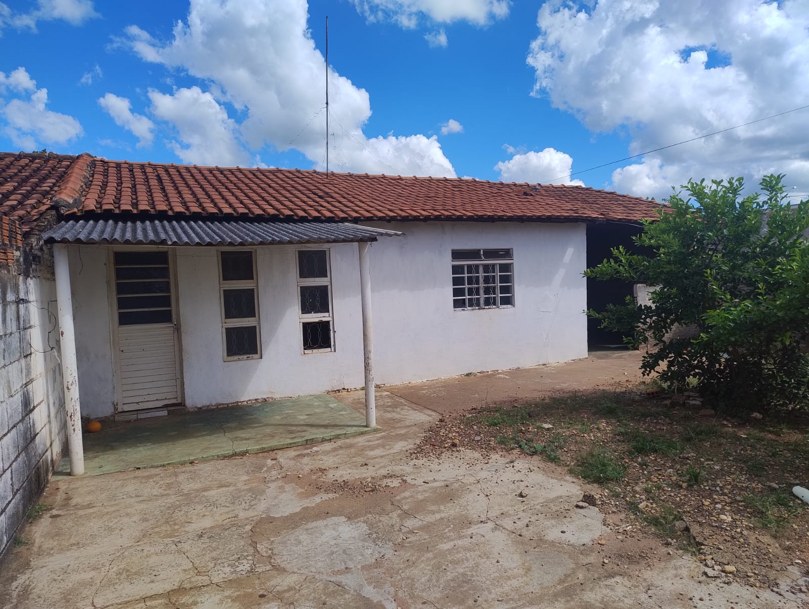 CASA COM SALÃO NO JARDIM PLANALTO