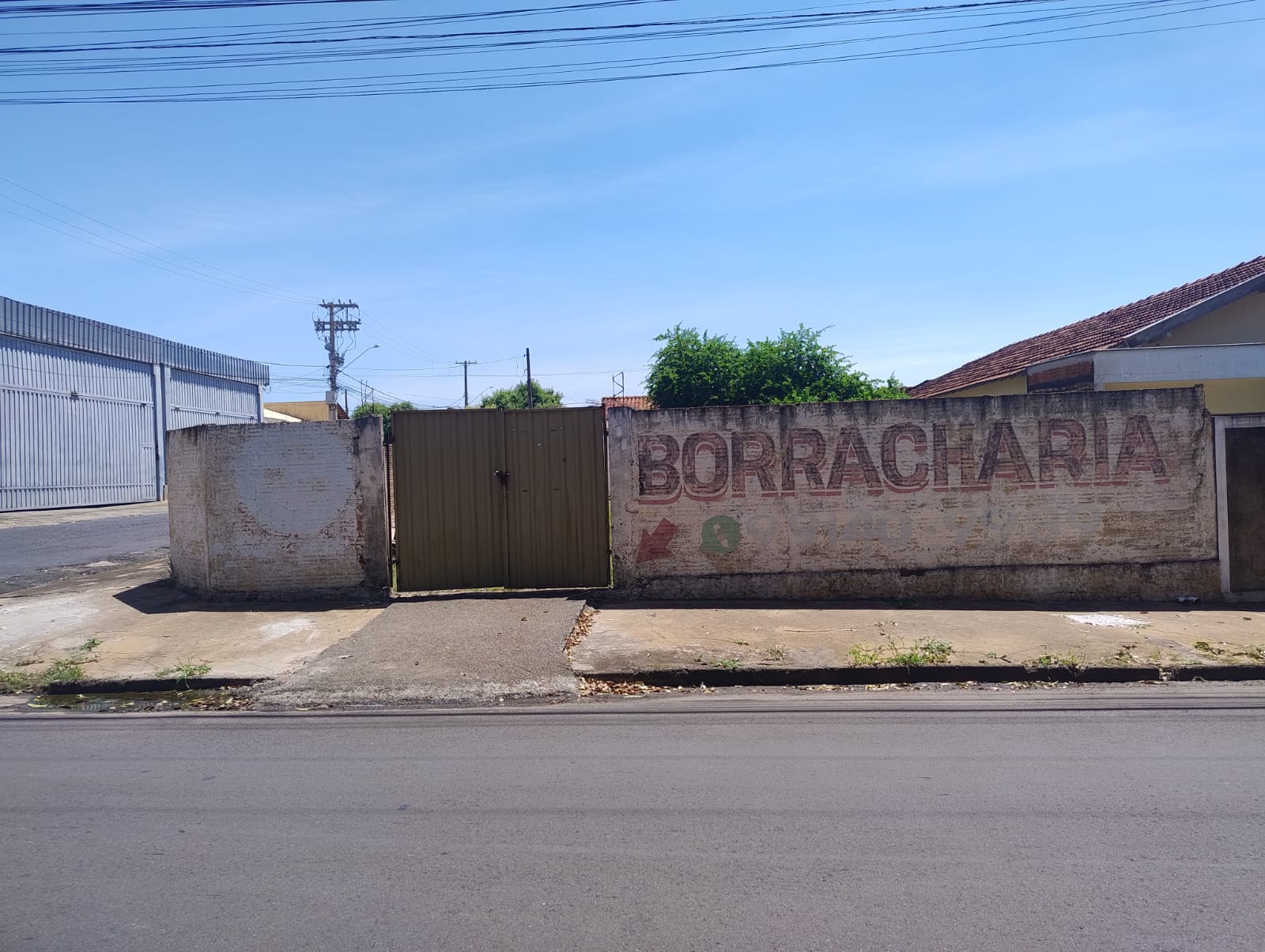ÓTIMO TERRENO DE ESQUINA RUA DO MINEIRO, IDEAL PARA BARRACÃO