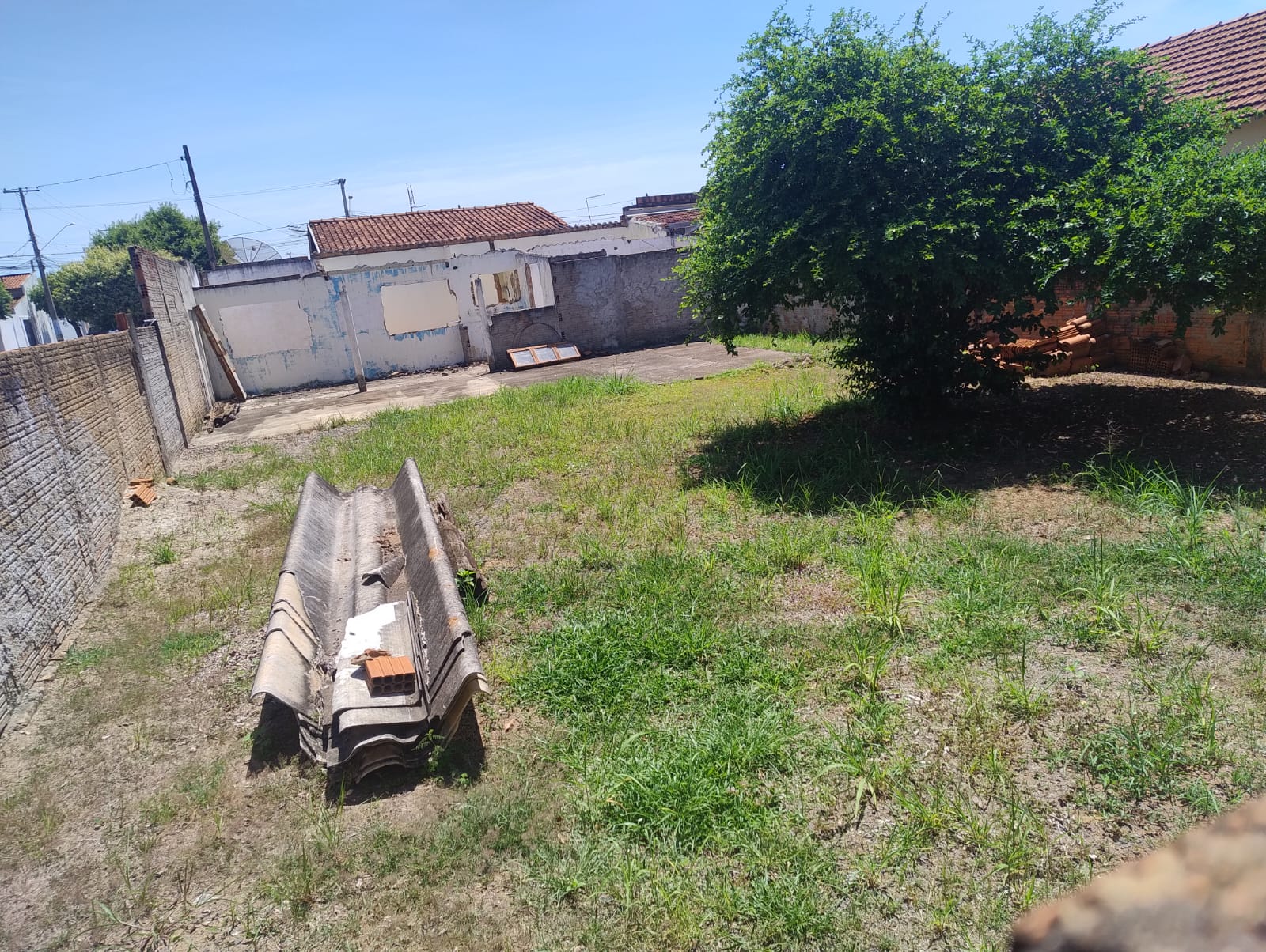 ÓTIMO TERRENO DE ESQUINA RUA DO MINEIRO, IDEAL PARA BARRACÃO