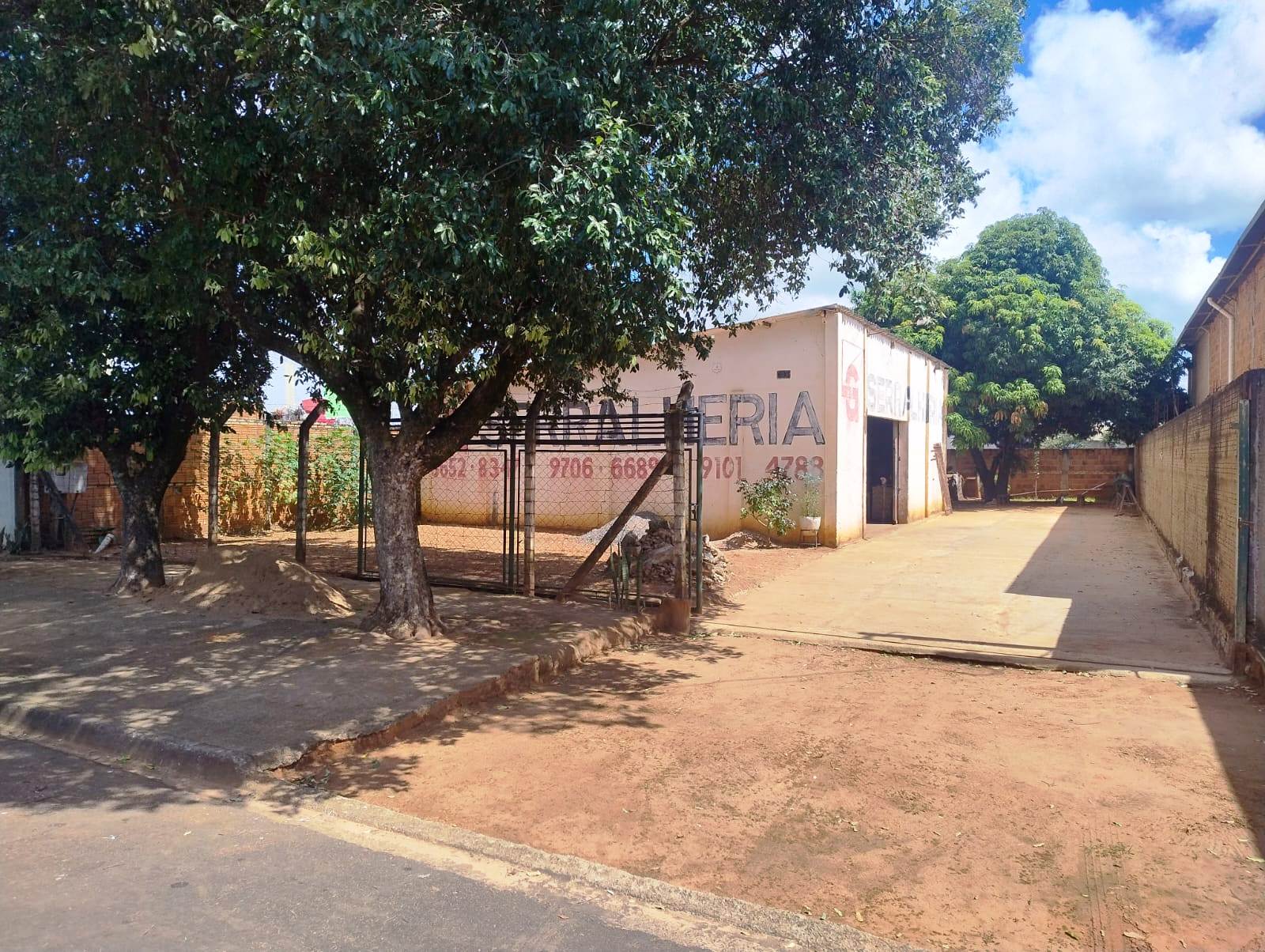 ÓTIMO TERRENO COM BARRACÃO COMERCIAL NO PARQUE INDUSTRIAL 