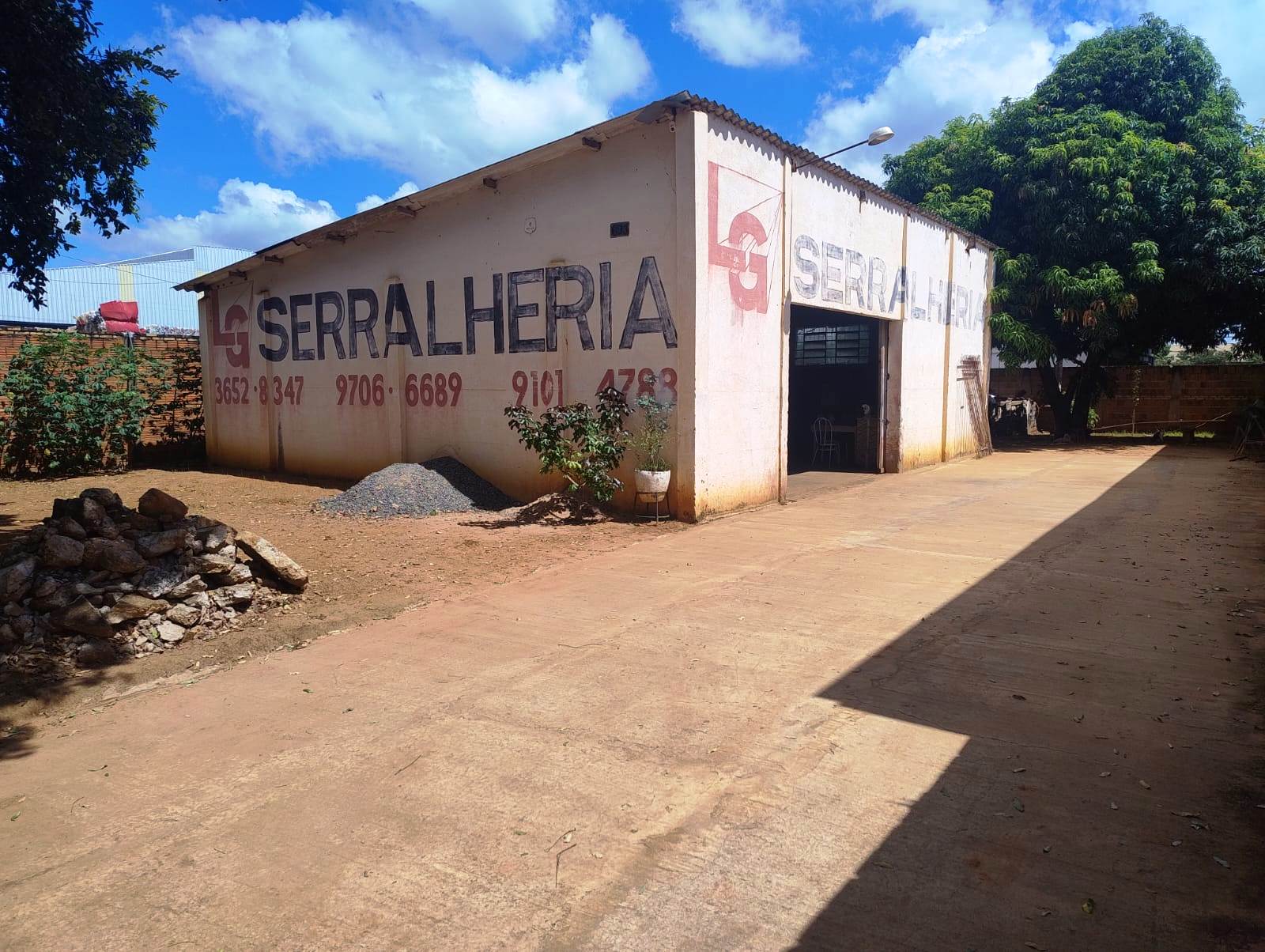 ÓTIMO TERRENO COM BARRACÃO COMERCIAL NO PARQUE INDUSTRIAL 