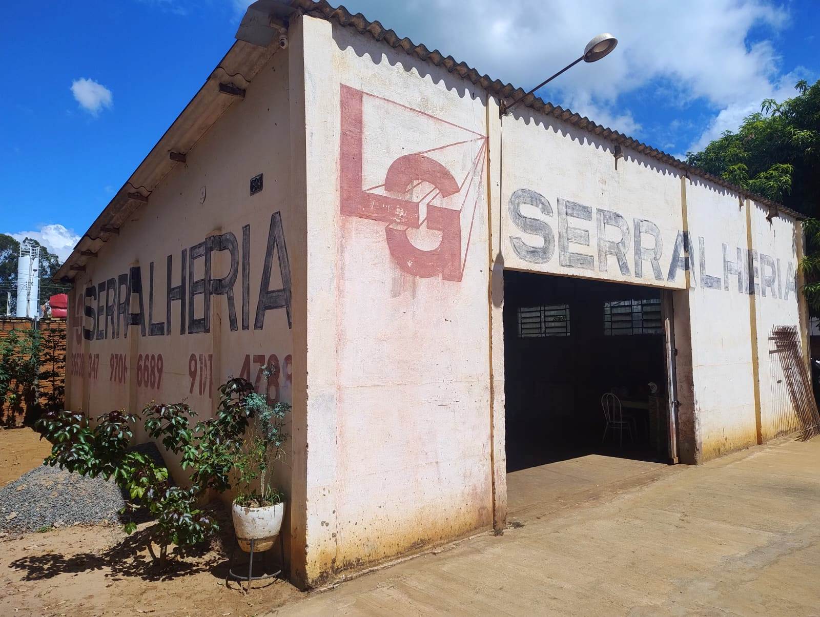ÓTIMO TERRENO COM BARRACÃO COMERCIAL NO PARQUE INDUSTRIAL 