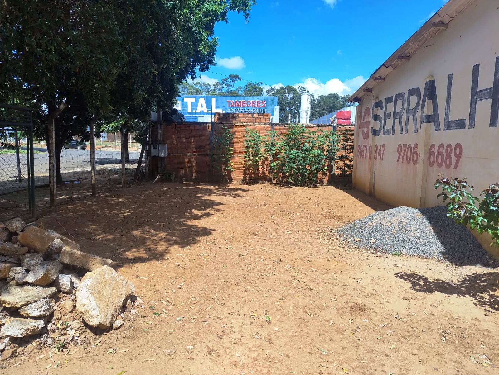 ÓTIMO TERRENO COM BARRACÃO COMERCIAL NO PARQUE INDUSTRIAL 