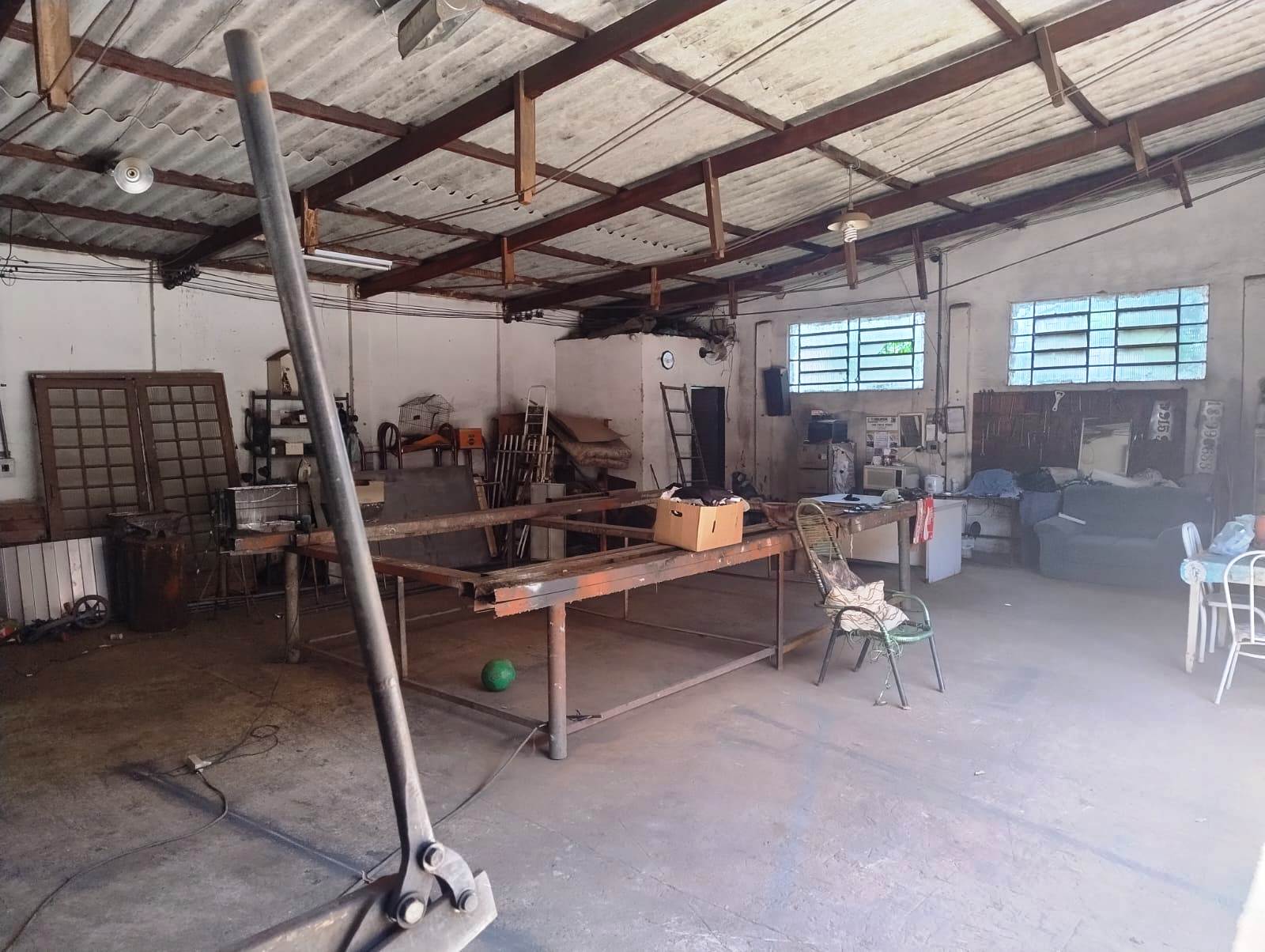 ÓTIMO TERRENO COM BARRACÃO COMERCIAL NO PARQUE INDUSTRIAL 