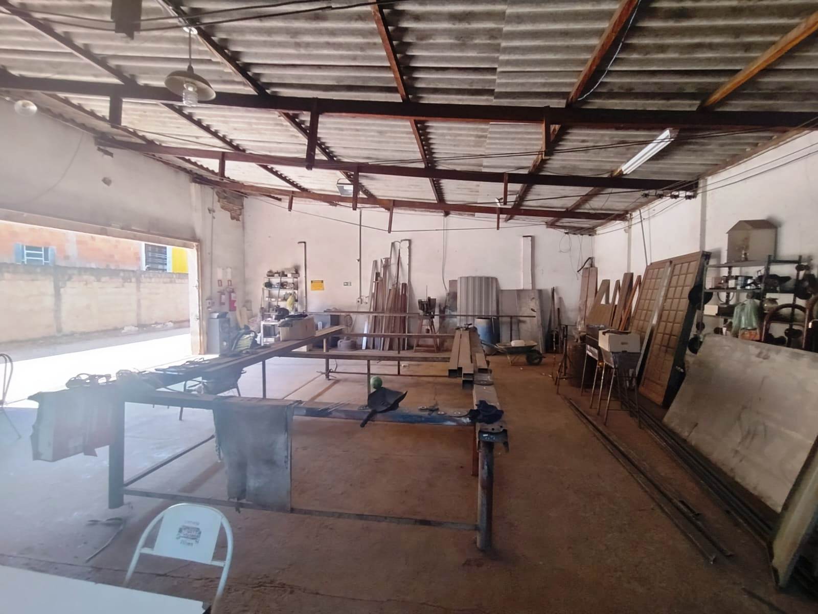 ÓTIMO TERRENO COM BARRACÃO COMERCIAL NO PARQUE INDUSTRIAL 