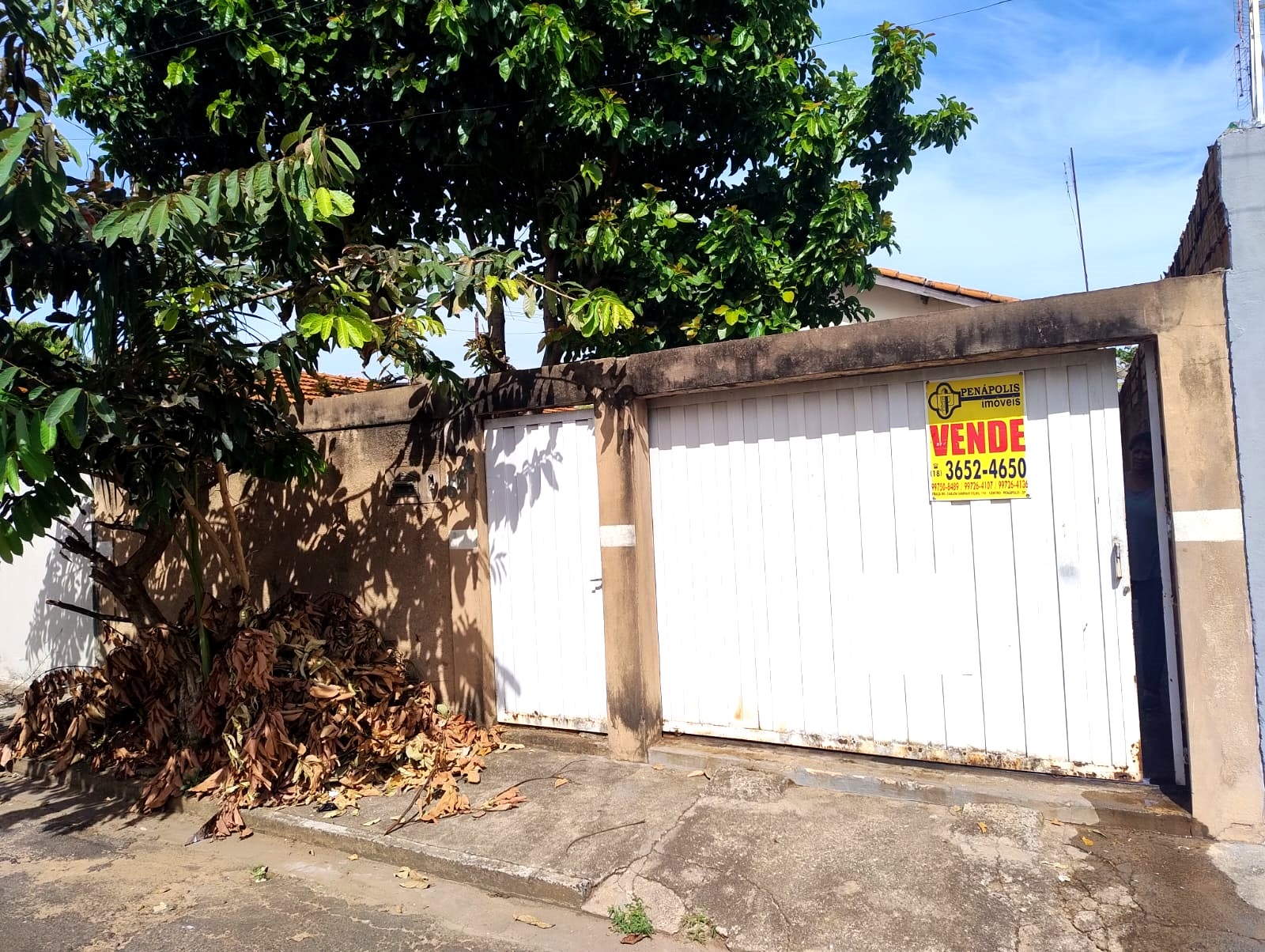 CASA COM TRÊS DORMITÓRIOS NO JARDIM PLANALTO.