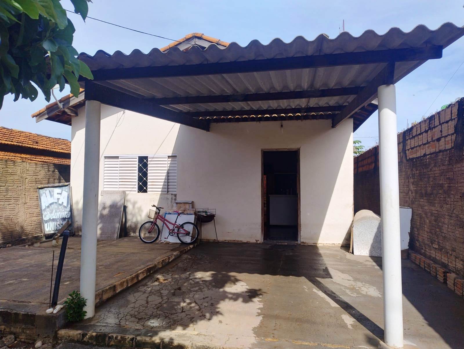 CASA COM TRÊS DORMITÓRIOS NO JARDIM PLANALTO.