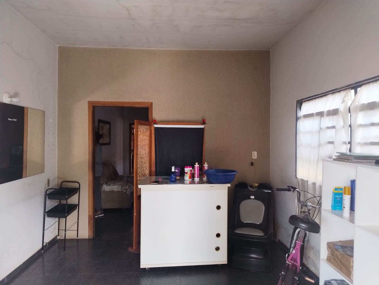 CASA COM TRÊS DORMITÓRIOS NO JARDIM PLANALTO.