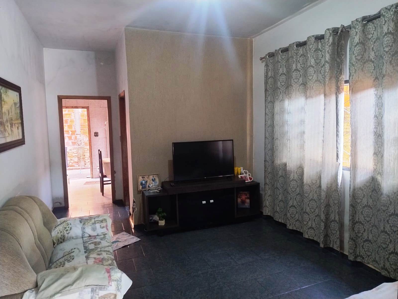 CASA COM TRÊS DORMITÓRIOS NO JARDIM PLANALTO.